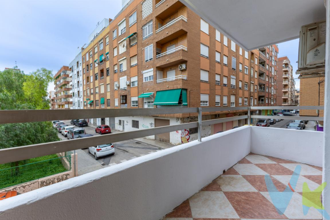 Presentamos una magnífica oportunidad de adquirir un amplio y acogedor piso en una de las zonas más atractivas de Puerto de Sagunto. Este inmueble está estratégicamente ubicado en la zona de Avenida de Abril - 9 de Octubre, ofreciendo la combinación perfecta de comodidad, accesibilidad y tranquilidad.Con una superficie de 99 metros útiles distribuidos inteligentemente, este piso en venta no solo proporciona espacio, sino también una atmósfera luminosa y acogedora. Al acceder al inmueble, el recibidor da la bienvenida a un entorno hogareño en el que cada rincón ha sido optimizado. Las tres habitaciones de las que dispone son perfectas tanto para una familia en crecimiento como para aquellos que necesitan espacio adicional para una oficina en casa o un área de relajación.El diseño equilibrado del salón se extiende hacia un balcón, donde las mañanas y las tardes se convierten en momentos de desconexión al aire libre sin salir de casa. Este espacio exterior privado es ideal para disfrutar de un café matutino o una buena lectura al atardecer. La integración del exterior con el interior es una de las características que hace de este piso una elección destacada.La cocina, equipada y funcional, se convierte en el espacio idóneo para los amantes de la gastronomía, proporcionando todo lo necesario para crear desde cenas íntimas hasta reuniones familiares. La amplitud de las zonas comunes asegura que cada miembro del hogar encuentre su espacio perfecto en la propiedad.El aseo complementa la distribución del hogar, diseñado con el confort en mente. Cada elemento del baño ha sido escogido cuidadosamente para proporcionar funcionalidad sin renunciar a la estética.Situado en la primera planta, este piso ofrece la ventaja de fácil acceso, una característica importante para residentes de todas las edades. Además, la propiedad cuenta con 108 metros construidos, proporcionando una sólida estructura que asegura durabilidad y buena construcción.La ubicación es otro de los grandes beneficios de esta propiedad. La conexión con el transporte público es eficiente gracias a la proximidad de paradas de bus, facilitando el desplazamiento a cualquier punto de la ciudad y más allá. Esta accesibilidad lo hace ideal para quienes requieren movilizarse frecuentemente por motivos laborales o educativos.Las zonas aledañas proporcionan una amplia gama de servicios, incluyendo colegios, supermercados y parques, contribuyendo a una calidad de vida inmejorable. Esta comunidad vecinal es conocida por su ambiente seguro y amigable, transformando cada día en una experiencia placentera.Este piso en la zona de Avenida de Abril - 9 de Octubre representa una oportunidad irrepetible para quienes buscan un hogar en una ubicación privilegiada con características que aseguran una vida cómoda y satisfactoria.No dejes pasar la oportunidad de visitar este maravilloso inmueble que puede convertirse en el lugar donde construirás innumerables recuerdos. **Contáctanos hoy mismo para agendar una visita y deja que este piso te conquiste desde el primer momento**. Cada detalle ha sido concebido para satisfacer tus expectativas de encontrar el hogar ideal. 