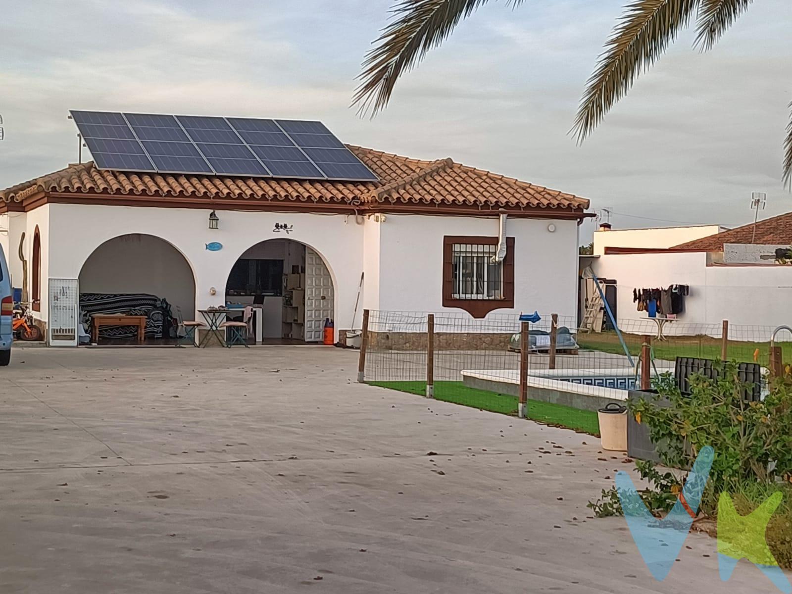 Casa de campo en Chiclana, en la zona de Borreguitos y cerca del Pinar del Hierro, facil salida a la autovía y hacia la Barrosa, está esta finca de 4.870 m2 de parcela que tiene en su interior una vivienda distribuida en amplio porche de entrada,  cocina muy amplia, salón comedor con  una estufa de pellet para los dias de invierno,  dos amplios dormitorios dobles, y un baño.  En el exterior una binita zona ajardinada que rodea a la piscina, zona de gallinero, y amplia zona de huerto,  trastero e invernadero. La electricidad  y fontaneria se ha renovado completamente, suelos y ventanas, asi como se han instalado placas solares para mayor ahorro energético.  Una finca donde poder vivir, relajarse y ademas si le gusta poder tener sus animales y su huerto..(Gastos de notaría, registro, impuestos y honorarios de la agencia, no incluidos en el precio).