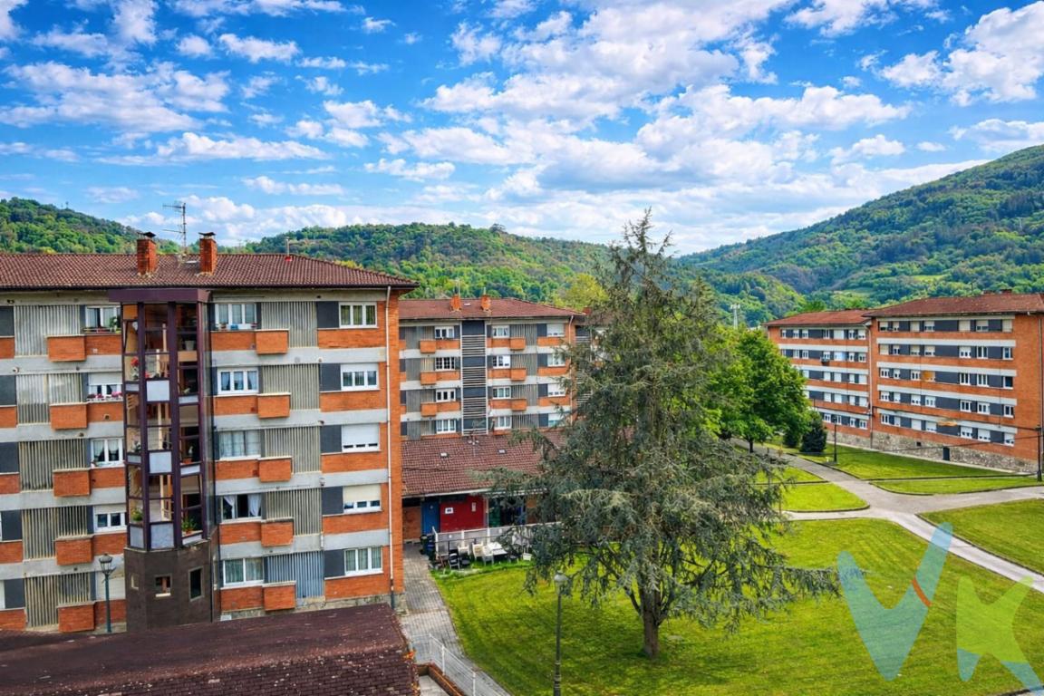  ¡Oportunidad única en Langreo, Riaño! Ponemos a la venta este piso ubicado en el Poligono de Riaño.Es una quinta y ultima planta, todo exterior con muy buenas vistas y Sol.Dispone de tres habitaciones luminosas, Salón comedor Cocina independiente Baño y Aseo.Las áreas de almacenamiento no serán un problema, ya que la propiedad incluye un trastero, perfecto para guardar esos objetos que no necesitas tener siempre a mano, optimizando así el espacio en el piso. Además, la ubicación del inmueble es inmejorable. Al encontrarse en Riaño, cuenta con una excelente conexión de transporte público, con paradas de autobús próximas que facilitan el acceso a diferentes puntos de la ciudad y sus alrededores.No deje pasar esta oportunidad de inversión en un inmueble que, gracias a su ubicación y características, destaca en el mercado. Contáctenos para agendar una visita y comprobar de primera mano todo lo que este magnífico piso tiene para ofrecer. ¡Estamos seguros de que cumplirá con sus expectativas!Gastos e impuestos no incluidos en el precio. Honorarios de intermediación inmobiliaria a cargo del vendedor y honorarios de mediación inmobiliaria del 2% más I.V.A. con un mínimo de 2000 euros mas I.V.A a cargo del compradorA título orientativo, en segundas transmisiones, el comprador abonará el Impuesto sobre Transmisiones Patrimoniales (ITP). Para consultar los porcentajes del ITP en Asturias puede hacerlo a través de la web oficial de servicios tributarios del Principado de Asturias https://sede.tributasenasturias.es/sites/sede/default/es_ES/Que-quieres-hacer/Transmisiones-Patrimoniales-y-AJD. La base imponible será el mayor valor entre precio de compraventa, tasación o valor de referencia catastral. Gastos de notaría y registro según aranceles variables según precio, número de copias y complejidad.  El comprador escoge libremente notario. El vendedor asume la plusvalía y el resto de gastos son del comprador. Si se precisa hipoteca: Tasación, condiciones y costes bancarios según entidad elegida por el comprador; así como los gastos de gestoría y cualesquiera otros inherentes a la formalización de la compraventa. De acuerdo con la ley, no se incluyen en el precio otros gastos o tributos que legalmente correspondan al comprador.. El consumidor tiene derecho, conforme a la normativa vigente, a disponer de información y documentación adicional relativa al inmueble y condiciones de la compraventa, accesible en la sede física . La agencia actúa exclusivamente como intermediaria en la operación. Cualquier compraventa y sus condiciones quedan sujetas en todo caso a la aceptación expresa del vendedor del inmueble y a la posterior formalización del correspondiente contrato. El presente anuncio tiene carácter meramente informativo; la información suministrada se corresponde con la disponible a la fecha de publicación, pudiendo variar en función de las circunstancias o actualizaciones legales, contractuales y fiscales.