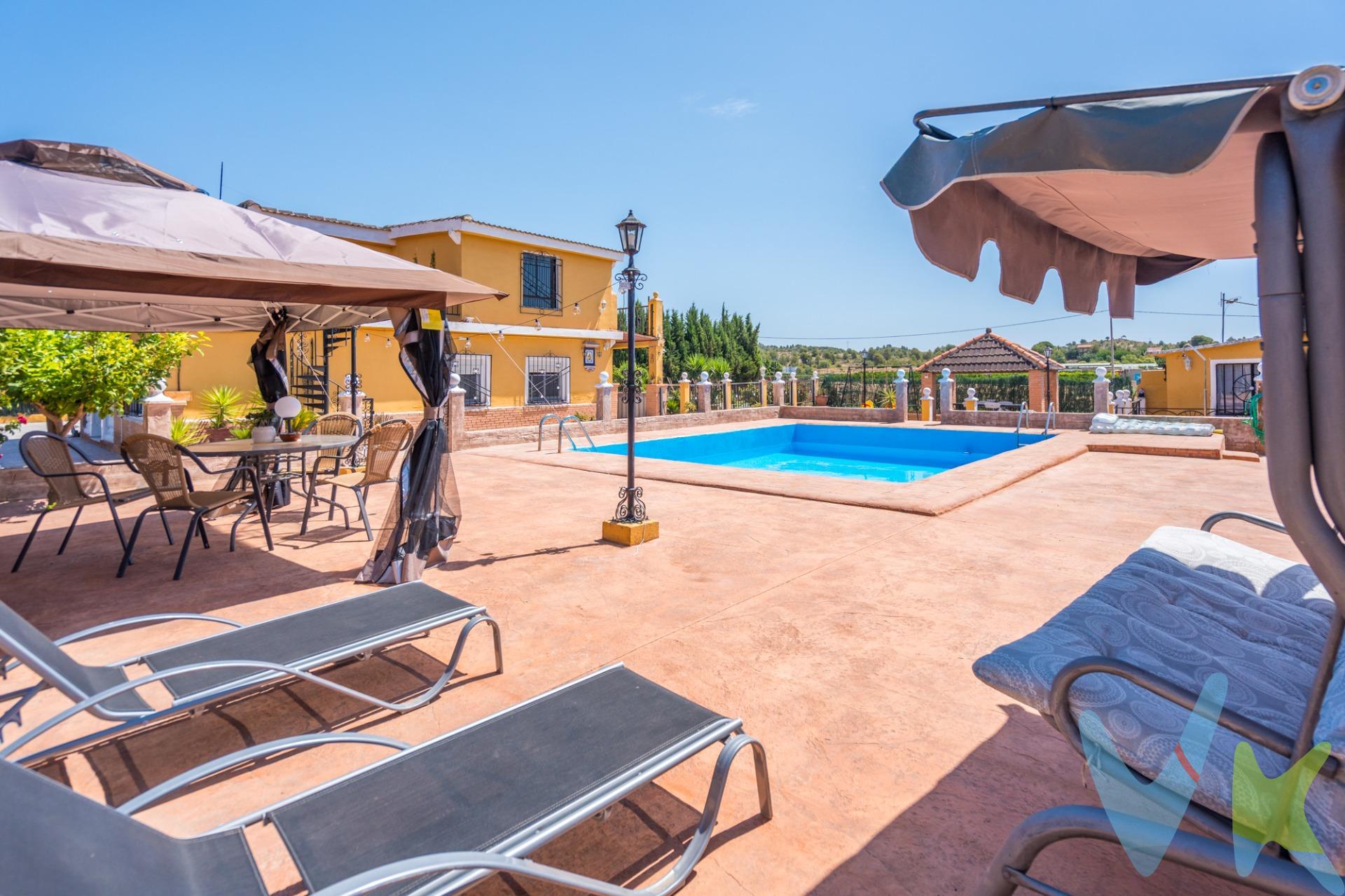 Chalet con piscina, gran parcela y posibilidad de ampliar vivienda en Benaguasil. Imagina despertar cada mañana rodeado de naturaleza, disfrutar de unas vistas despejadas al campo y disponer de espacio de sobra para toda la familia, a tan solo unos minutos de Benaguasil y Villamarchante. Esta fantástica propiedad se encuentra sobre una parcela rústica de 1.058 m² perfectamente acondicionada y cuidada, con una vivienda de 255 m² construidos completamente legalizada, una característica muy difícil de encontrar y que aporta tranquilidad y seguridad a la hora de reformar o ampliar. La vivienda principal está lista para entrar a vivir y se distribuye en una cómoda planta baja con 3 dormitorios, baño completo, salón-comedor y amplios espacios llenos de luz natural. Uno de los grandes atractivos de esta propiedad es su planta superior: una amplia cambra totalmente diáfana que ofrece infinitas posibilidades. Podrás convertirla en una segunda vivienda independiente, añadir varios dormitorios, crear nuevos baños, una zona de trabajo, una sala de juegos o incluso una espectacular suite principal. Todo ello con la tranquilidad de que la construcción está legalizada y puede reformarse sin inconvenientes. La casa dispone además de cuatro terrazas, dos en planta baja y dos en la planta superior, ideales para disfrutar del sol, las vistas y la tranquilidad durante todo el año. UN EXTERIOR PENSADO PARA DISFRUTAR. La parcela ha sido diseñada para aprovechar cada rincón y disfrutarla al máximo con familiares y amigos. La gran protagonista es su magnífica piscina, equipada con depuradora renovada hace apenas un año, rodeada por una amplia zona de hormigón impreso y una pérgola que aporta sombra y confort durante los meses más cálidos. Frente a la piscina encontramos una fantástica zona de paellero ubicada en una estancia independiente y cubierta, perfecta para cocinar cómodamente tanto en verano como en invierno, incluso en días de lluvia. Junto a ella se sitúa un acogedor cenador con una sólida estructura y mesa de obra, un espacio ideal para largas sobremesas, celebraciones familiares o reuniones con amigos. Por la noche, la iluminación distribuida estratégicamente por toda la parcela crea un ambiente especialmente agradable y acogedor. COMODIDAD PARA EL DÍA A DÍA. La propiedad dispone de garaje cerrado para dos vehículos con acceso directo a la vivienda y a la terraza trasera, permitiendo entrar cómodamente sin mojarse en los días de lluvia. Además, dentro de la parcela existe espacio para estacionar hasta cinco vehículos adicionales, algo especialmente práctico cuando se reciben visitas. Cuenta también con dos accesos independientes, uno peatonal y otro para vehículos. EQUIPAMIENTO INCLUÍDO. * Suministro de agua y electricidad con contrato. * Aire acondicionado frío/calor mediante split en el salón. * Dos estufas de butano. * Varios trasteros y espacios de almacenaje. * Vivienda amueblada. * Electrodomésticos incluidos. UBICACIÓN PRIVILEGIADA. Situada a solo 3 km de Benaguasil y 2 km de Villamarchante, en una tranquila calle rodeada de campos donde únicamente hay unas diez viviendas, varias de ellas habitadas durante todo el año. Un entorno perfecto para quienes buscan tranquilidad, privacidad y contacto con la naturaleza sin renunciar a la cercanía de todos los servicios. Una propiedad difícil de encontrar: amplia, luminosa, completamente legalizada, con piscina, múltiples zonas de ocio y un enorme potencial de ampliación. Lista para entrar a vivir y empezar a disfrutarla desde el primer día.