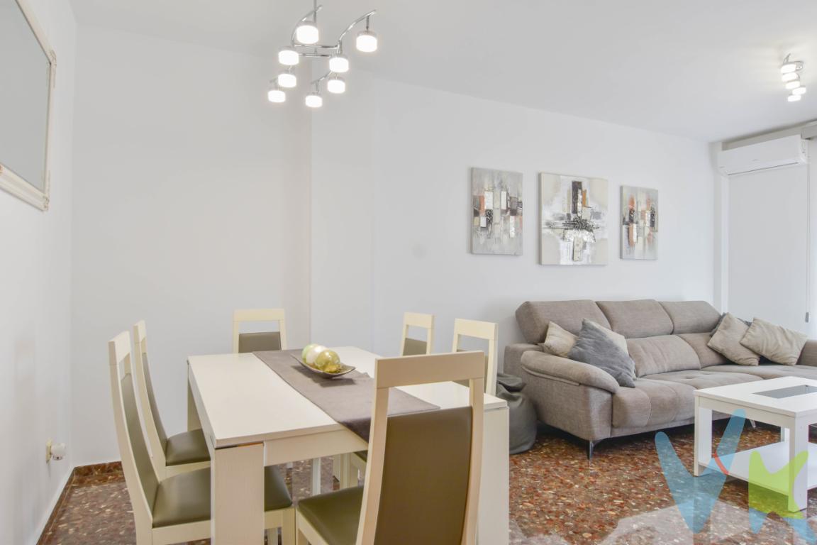  ¡Descubra la oportunidad de adquirir su nuevo hogar en Museros! Esta magnífica propiedad representa el equilibrio perfecto entre comodidad, ubicación y estilo. Se encuentra en venta un exclusivo piso en un edificio moderno, construido en 2006, que ofrece todas las facilidades que usted y su familia podrían necesitar.Este amplio piso dispone de 3 habitaciones, perfectas para acomodarse con toda la familia e invitados. Con 84,88 metros cuadrados útiles, 96,51 metros construidos y un total de 102 con repercusión de elementos comunes, este inmueble brinda espacio más que suficiente para disfrutar de cualquier actividad diaria sin preocupaciones de espacio. Desde el primer momento en que cruce la puerta, sentirá la sensación de amplitud y funcionalidad que cada rincón de este piso despliega.El inmueble está ubicado en la primera planta de un edificio con ascensor, por lo que el acceso es sumamente cómodo para todas las edades. Dentro de las características más destacadas de este piso, es importante mencionar que dispone de un garaje y un amplio trastero. Sobran los comentarios acerca de las ventajas de contar con un lugar seguro y privado para su vehículo, que le permitirá olvidarse de problemas relacionados con el estacionamiento en la calle.Una de las muchas ventajas de esta propiedad es su excelente conectividad con los medios de transporte. Encontrará que la estación de metro está a solo unos pasos, brindándole acceso rápido y fácil a las principales zonas de la ciudad. Asimismo, cuenta con una parada de autobús cercana que complementa su facilidad de desplazamiento, ideal para aquellos que prefieren la comodidad del transporte público.La localización de este piso en Museros le permitirá disfrutar de una vida tranquila en un entorno acogedor, con todos los servicios necesarios a su alrededor: desde supermercados hasta colegios e instalaciones médicas. La comodidad que ofrece la ubicación de la vivienda es inigualable, y su proximidad a la ciudad no sacrifica la tan preciada paz y serenidad que busca un hogar.Ahora, más que nunca, es el momento perfecto para visitar este maravilloso piso y descubrir por usted mismo todo lo que tiene para ofrecer. Al adentrarse en su nueva casa, notará el cuidado con el que ha sido mantenida y la calidad de vida que promete.Este piso en Museros le espera para ser el lugar donde usted y su familia podrán crear innumerables recuerdos felices. No deje pasar esta increíble oportunidad de vivir en un entorno moderno y cómodo. Ponga fecha a su visita y permítase experimentar personalmente el encanto y la conveniencia de este fantástico hogar.Permítanos atenderle para cualquier consulta adicional y coordinar una visita que estamos seguros le apasionará. Su nuevo hogar en Museros le está esperando con las puertas abiertas. ¡Contáctenos hoy mismo y dé el primer paso hacia su nueva vida! 