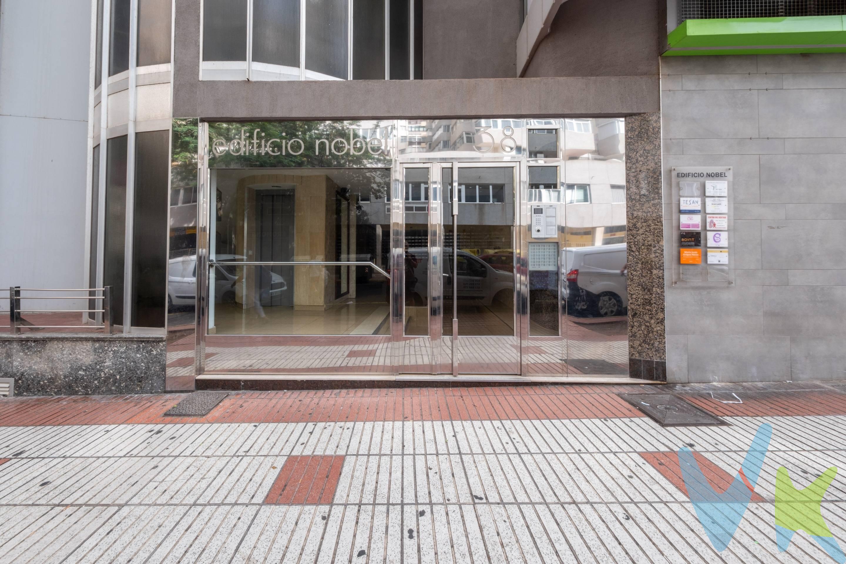En el corazón de Las Alcaravaneras, una de las zonas más céntricas y con mayor proyección de Las Palmas, se encuentra este acogedor piso que te invita a vivir con comodidad y cercanía a todo. A solo unos minutos caminando de la playa de Las Canteras y rodeado de todos los servicios necesarios para el día a día —supermercados, colegios, transporte, centros de salud y zonas de ocio— esta vivienda se convierte en una opción ideal tanto para residir como para invertir. Al entrar, un hall da la bienvenida a un hogar cálido y funcional. El salón comedor, amplio y bien distribuido, se convierte en el punto de encuentro perfecto para disfrutar en familia o con amigos. La cocina, independiente, es práctica y luminosa, y cuenta además con una solana que aporta ese espacio extra tan útil en el día a día. La vivienda dispone de tres habitaciones bien ventiladas y un baño completo. Además, destaca una cómoda terraza cubierta, ideal para desconectar, leer o simplemente relajarse al final del día. Se encuentra en un edificio con ascensor y acceso para personas con movilidad reducida. Y como valor añadido, existe la posibilidad de adquirir garaje y trasterol, una ventaja muy apreciada en esta zona de la ciudad. Este piso está listo para entrar a vivir, sin necesidad de reformas, lo que permite instalarse desde el primer día sin preocupaciones. Una excelente oportunidad para quienes buscan comodidad, ubicación y calidad de vida en una de las mejores zonas de la ciudad. El precio no incluye impuestos ni gastos de notario. 