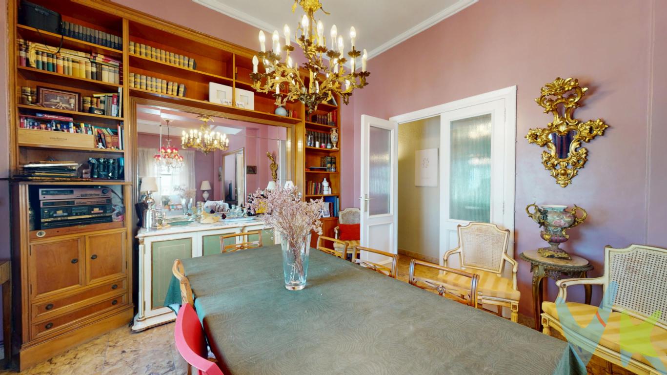   En pleno corazón de Valencia, se presenta este magnífico piso en venta, una joya que combina historia y confort moderno. Situada en la octava planta de un edificio clásico de 1957, esta propiedad cuenta con un total de 132 metros cuadrados construidos, de los cuales 116 son útiles, ofreciendo un amplio espacio para disfrutar y personalizar a tu gusto.Las tres habitaciones que componen este hogar son un refugio de tranquilidad. Espaciosas y bien iluminadas, están diseñadas para brindar el máximo confort a sus futuros propietarios. La distribución inteligente permite aprovechar al máximo cada metro cuadrado, proporcionando una sensación de amplitud y libertad que es difícil de encontrar en el corazón de la ciudad.Un punto a destacar es la ubicación privilegiada de este piso. En la dinámica y cultural zona de Ciutat Vella, estarás rodeado de historia, arte y tradición. A pocos pasos de los principales puntos de interés de Valencia, podrás disfrutar de una vida urbana vibrante con el encanto de lo histórico. Tendrás a tu disposición una amplia oferta de ocio y gastronomía que hará de cada día una experiencia única.La conexión con el resto de la ciudad es inmejorable. Tanto la estación de tren cercana como las numerosas líneas de autobús ofrecen una comunicación excepcional con toda Valencia y sus alrededores. Este es, sin duda, un lugar ideal para aquellos que deseen estar conectados con el entorno urbano sin renunciar a la comodidad de desplazamiento.El edificio cuenta con dos ascensores que facilita el acceso a la octava planta, asegurando comodidad y facilidad en el día a día. Además, el trastero proporciona el espacio adicional necesario para mantener el hogar ordenado y libre de objetos innecesarios.Pocos pisos en esta área pueden presumir de la amplitud y luminosidad que este ofrece. La distribución abierta permite que la luz natural inunde todos los rincones, creando un ambiente acogedor y cálido que invita al descanso. Además, la estructura del edificio garantiza privacidad y tranquilidad, a pesar de su céntrica ubicación.Si buscas un hogar que combine comodidad, estilo y una ubicación inmejorable, éste es el piso perfecto para ti. No dejes pasar la oportunidad de visitar esta propiedad que ofrece, más allá de un lugar donde vivir, un estilo de vida único y lleno de posibilidades.Le invitamos a concertar una visita para conocer todos los detalles de este maravilloso piso que, sin duda, superará sus expectativas. Descubra por qué vivir en el centro de Valencia puede ser la experiencia que siempre deseó, en un lugar que promete convertirse en un verdadero hogar.  Agencia Registrada con el Nº 89 en el Registro Obligatorio de Agentes Inmobiliarios de la Comunitat Valenciana. Puede consultar en la web de la GVA:https://habitatge.gva.es/es/registres-en-materia-habitatgeLa oferta está sujeta a cambios de precio o retirada del mercado sin previo aviso. Este anuncio en su conjunto, incluyendo textos, fotos, imágenes o cualquier otro contenido del mismo, no es vinculante dado que la información es ofrecida por terceros y puede contener errores. Se muestra a título informativo y no contractual. El precio no incluye lo siguiente: Honorarios de la agencia inmobiliaria, impuestos (IVA, ITP) y otros gastos de la Compraventa (notaria, gestoría y registro). Por mandato expreso del propietario, comercializamos este inmueble en exclusiva, lo que le garantiza el acceso a toda la información, a un servicio de calidad, un trato fácil, sencillo y sin interferencias de terceros. Por este motivo, se ruega no molestar al propietario, a los ocupantes de la propiedad o a los vecinos. Muchas gracias por su comprensión. Si usted es agente inmobiliario y tiene un cliente para este inmueble, llámenos: estaremos encantados de colaborar. 