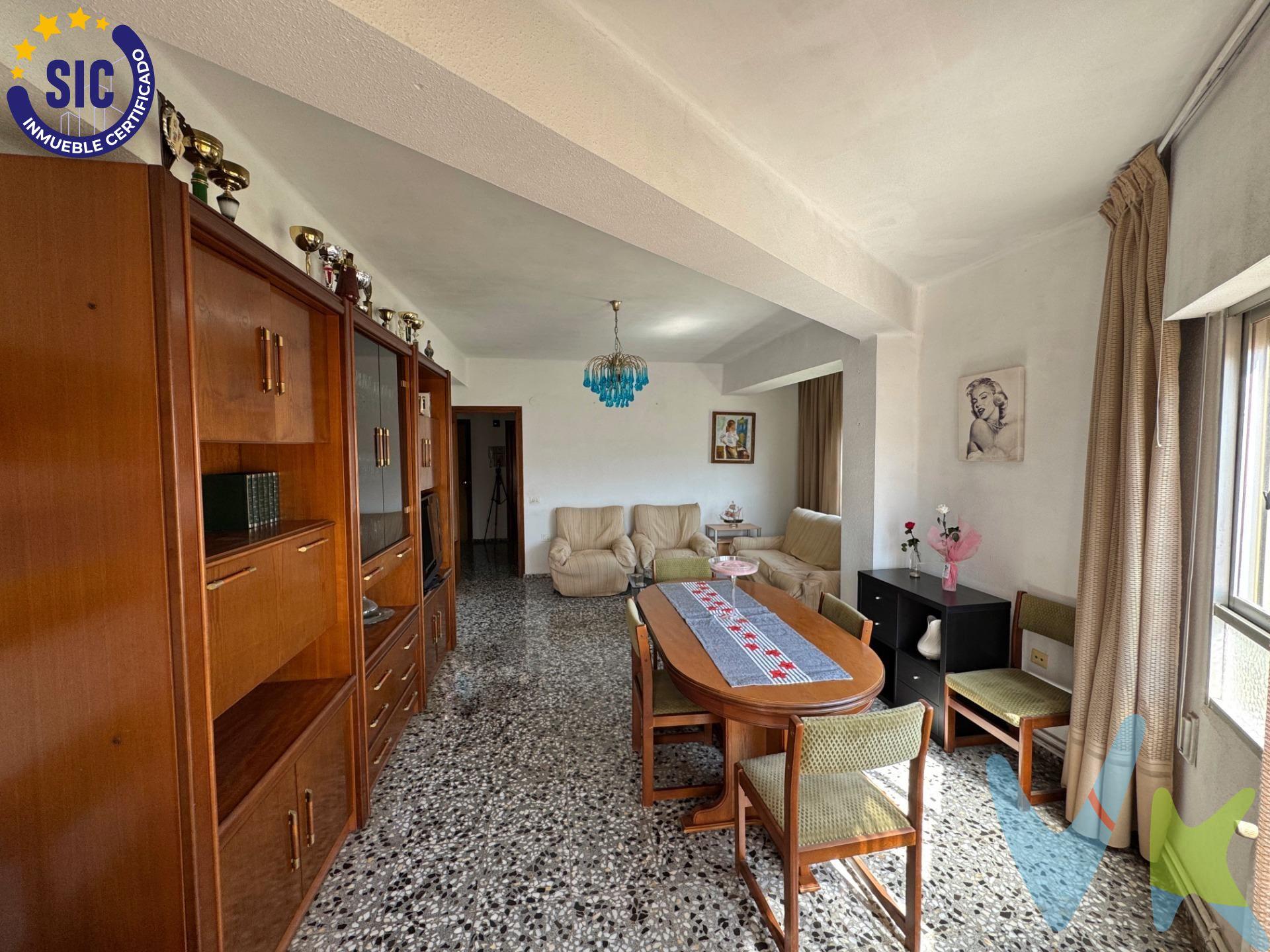 Última planta en finca tranquila de solo tres vecinos, con vistas despejadas y excelente ubicación frente al colegio San Joan de Morò.  En el corazón del pueblo de Sant Joan de Moró, se encuentra esta vivienda que combina comodidad, privacidad y una ubicación privilegiada. Ubicada en una finca de solo tres alturas, con un único vecino por planta, disfrutarás de la tranquilidad que ofrece una comunidad reducida y bien cuidada. El piso, situado en la tercera y última planta sin ascensor, destaca por su gran luminosidad, buena ventilación y unas vistas despejadas gracias a su posición elevada. Desde el salón comedor con salida a un balcón exterior, podrás relajarte contemplando el entorno o aprovechar el espacio para desconectar al aire libre. Se vende amueblado, con habitaciones amplias y una distribución muy cómoda para el día a día. Aunque es de origen, está muy bien conservado, por lo que puedes entrar a vivir directamente o irlo adaptando con pequeñas mejoras a tu gusto. Y como gran valor añadido, incluye una cochera privada de aproximadamente 30 m², perfecta para aparcar cómodamente y contar con espacio adicional de almacenamiento o uso personal.  ¿Buscas un piso amplio, tranquilo y bien ubicado? Este hogar en Sant Joan de Moró lo tiene todo.  ¡Llámanos y ven a visitarlo!