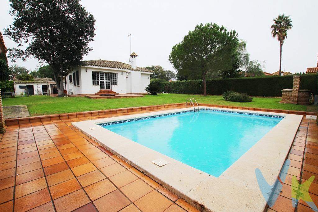 En Montealto se encuentra esta espaciosa casa independiente en venta. Con 166.58 m2 de superficie construida y una parcela de 1251 m2, esta propiedad ofrece amplios espacios tanto en el interior como en el exterior. Con una terraza de 15.00 m2, podrás disfrutar de agradables momentos al aire libre. La vivienda cuenta con 6 dormitorios, y 3 baños. La propiedad ha sido semi reformada y cuenta con una cocina equipada y carpintería interior de madera. El suelo es de gres y la carpintería exterior es de aluminio con climalit. Además, la casa cuenta con agua, alarma y 6 armarios empotrados en los dormitorios. Otros detalles incluyen barbacoa, calefacción, chimenea en el salón y el sótano, descalcificador y garaje doble en porche cubierto. El jardín, la lavandería y la luminosidad de la casa son otros puntos destacados. La propiedad también cuenta con luz y un sótano de aproximadamente 80m2 no registrado. Además, se encuentra cerca de autobuses, árboles, centros médicos, colegios, hospitales, parques y ofrece vistas despejadas. No pierdas la oportunidad de adquirir esta casa con todas estas comodidades. Con 166 m² construidos y 132 m² útiles, esta propiedad es ideal para una familia numerosa. Los armarios empotrados ofrecen un amplio espacio de almacenamiento. El año de construcción de la casa es 1987 y la parcela tiene una superficie de 1.251 m². De acuerdo con lo prevenido en el Decreto 218/2005, de 11 de octubre, se informa al cliente que los Gastos Notariales, Registrales, impuesto de transmisiones (ITP), Honorarios de intermediación, Gastos financieros, y otros gastos inherentes a la compraventa no están incluidos en el precio. 