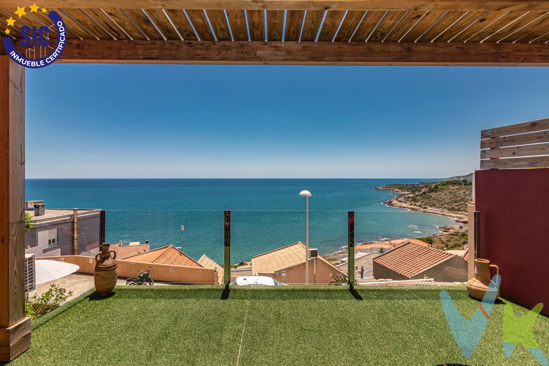 Haz realidad el estilo de vida mediterráneo en una vivienda que reúne exclusividad, confort y naturaleza, con impresionantes vistas al mar, a solo cinco minutos del centro de Peñíscola y próxima al Parque Natural de la Sierra de Irta. Con 184 m² construidos y una parcela privada de 500 m², ofrece amplitud, privacidad y una excelente distribución. Al tratarse de una vivienda independiente y exenta, todas las estancias son exteriores, disfrutando de abundante luz natural, ventilación cruzada y una agradable sensación de amplitud. En la planta baja destaca la suite principal con baño privado, amplio vestidor y un acogedor espacio destinado a despacho y zona de estar. Sus grandes ventanales proporcionan luz natural y ofrecen unas magníficas vistas al Mediterráneo. En la planta superior se encuentran tres dormitorios, un baño completo y una cocina independiente totalmente equipada, diseñada para ofrecer comodidad y funcionalidad. El luminoso salón, equipado con una acogedora chimenea, se convierte en el corazón de la vivienda, un espacio ideal para relajarse o disfrutar de reuniones con familiares y amigos con el Mediterráneo como telón de fondo. Además, dispone de aire acondicionado frío/calor mediante splits para asegurar el máximo bienestar durante todo el año. En el exterior destacan una fantástica zona de ocio cubierta con barbacoa, un espacio ideal para disfrutar al aire libre mientras contemplas las magníficas vistas al mar y un cuidado jardín de inspiración japonesa. La propiedad dispone también de plaza de aparcamiento cubierta y se vende completamente amueblada, lista para entrar a vivir. Si buscas una vivienda especial, con privacidad, amplitud, espectaculares vistas al mar y una ubicación inmejorable, esta es tu oportunidad. (*) Cláusula de Transparencia y Desglose de Gastos. En cumplimiento de las obligaciones de información previstas en la Ley 10/2025, de 28 de diciembre, de servicios de atención a la clientela y transparencia, así como en la normativa sectorial vigente, se hace constar que el precio indicado no incluye los gastos e impuestos inherentes a la adquisición, los cuales se desglosan a continuación:. - Impuesto sobre Transmisiones Patrimoniales (ITP): Se aplicará el tipo impositivo vigente en la Comunidad Valenciana, generalmente el 10%, sin perjuicio de tipos reducidos aplicables según las circunstancias personales del comprador o las características del inmueble. El impuesto se devenga sobre el Valor de Referencia Catastral o el precio de venta, aquel que resulte superior. Para una información exhaustiva sobre el funcionamiento, tipos impositivos y bonificaciones del ITP, puede consultar el portal oficial de la Agencia Tributaria autonómica en el siguiente enlace: www.atv.gva.es/es/itpajd. - Gastos de Notaría: Los honorarios notariales se calcularán conforme al arancel oficial regulado en el Anexo I, del Real Decreto 1426/1989, de 17 de noviembre, por el que se aprueba el arancel Notarial. - Gastos de Registro: La inscripción en el Registro de la Propiedad se facturará según el arancel oficial establecido en el Anexo I, del Real Decreto 1427/1989, de 17 de noviembre, por el que se aprueba el arancel de los Registradores de la Propiedad. - Gastos de Gestión: Los honorarios por la tramitación administrativa, liquidación de impuestos e inscripción registral, en el supuesto de ser a cargo de la agencia inmobiliaria, ascienden a 302,50 € (IVA incluido). - Honorarios Agencia del Vendedor: incluidos en el precio publicado. - Honorarios Agencia del Comprador: Se informa que eventualmente podrían existir honorarios profesionales a cargo del adquirente, en aquellos casos en que se hubieran contratado previamente los servicios específicos del encargo de compra y en ningún caso estarán vinculados al precio.