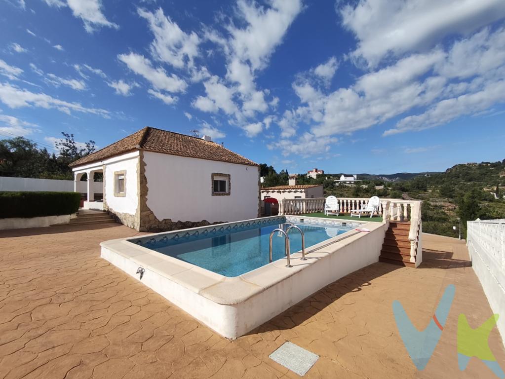  **Encantadora Casa Independiente en Venta en Chiva**¡Presentamos una oportunidad única para adquirir una espectacular casa independiente ubicada en la encantadora localidad de Chiva! Este maravilloso inmueble, que se extiende sobre una parcela extensa de 1.450 m2, se convertirá en el hogar ideal para quienes buscan tranquilidad sin renunciar a la comodidad de estar cerca de servicios esenciales.**Distribución y Espacios**: Esta propiedad, construida en 2009 y con actualizaciones de baño y suelo en el 2024, cuenta con 190 metros construidos y 175 metros útiles, distribuidos de manera inteligente para maximizar el confort. Ofrece tres amplias habitaciones que se adaptan perfectamente a las necesidades de una familia. Cada rincón de esta residencia ha sido diseñado pensando en la funcionalidad y el bienestar.**Áreas Exteriores: Uno de los grandes atractivos de la vivienda son sus magníficas zonas exteriores. La amplia parcela acoge una espectacular piscina privada, perfecta para refrescarse y disfrutar plenamente de los días más cálidos del año. Todo ello se complementa con una cuidada zona ajardinada que aporta privacidad, tranquilidad y un agradable entorno natural, ideal tanto para relajarse al aire libre como para compartir reuniones y momentos especiales con familiares y amigos. Además, la propiedad dispone de una amplia zona de barbacoa cubierta, perfecta para celebraciones y comidas al aire libre durante todo el año, así como de un baño completo exterior que aporta un extra de comodidad y funcionalidad a esta exclusiva área de ocio.La parcela dispone también de diversas zonas de almacenaje y espacios auxiliares muy funcionales, incluyendo una amplia área cubierta con capacidad para estacionar varios vehículos protegidos, zona destinada a herramientas, almacenamiento adicional y espacio ideal para mantener todo perfectamente organizado. Todo ello convierte el exterior de esta vivienda en un entorno práctico y versátil, pensado tanto para el disfrute familiar como para cubrir las necesidades del día a día.**Conectividad y Transporte**: La comunicación con el entorno es inmejorable. La casa está situada en una ubicación estratégica cerca de líneas de tren y autobús, facilitando el acceso a los servicios de transporte público y conectando rápidamente con las zonas circundantes. Esta ventaja convierte la situación de la propiedad en un punto fuerte para los compradores que valoran la movilidad sin renunciar a un entorno más privado y exclusivo.**Características Adicionales**: El inmueble dispone de un espacioso garaje que garantiza el resguardo de vehículos y ofrece almacenamiento adicional para bicicletas, herramientas y más. Además, cuenta con servicios esenciales de infraestructura como alcantarillado, lo que completa el paquete de utilidades fundamentales para el día a día.Vivirá en un entorno residencial que combina tranquilidad y practicidad, una combinación cada vez más apreciada y buscada en el estilo de vida contemporáneo. Esta casa se convierte en mucho más que una simple residencia, se ofrece como un refugio que promete un elevado nivel de vida.No pierda la oportunidad de visitar esta impresionante propiedad y descubrir todas las ventajas que ofrece. Déjese seducir por su amplitud, por la calidad de su construcción y por el bienestar que proporciona su ubicación. Este hogar no es sólo una inversión, es la base de un futuro lleno de momentos felices y memorias inolvidables.Llame para concertar una visita y venga a comprobar por sí mismo todo lo que esta gran casa independiente tiene para ofrecer. ¡Estamos seguros de que se enamorará a primera vista al conocer su nuevo hogar en Chiva! 