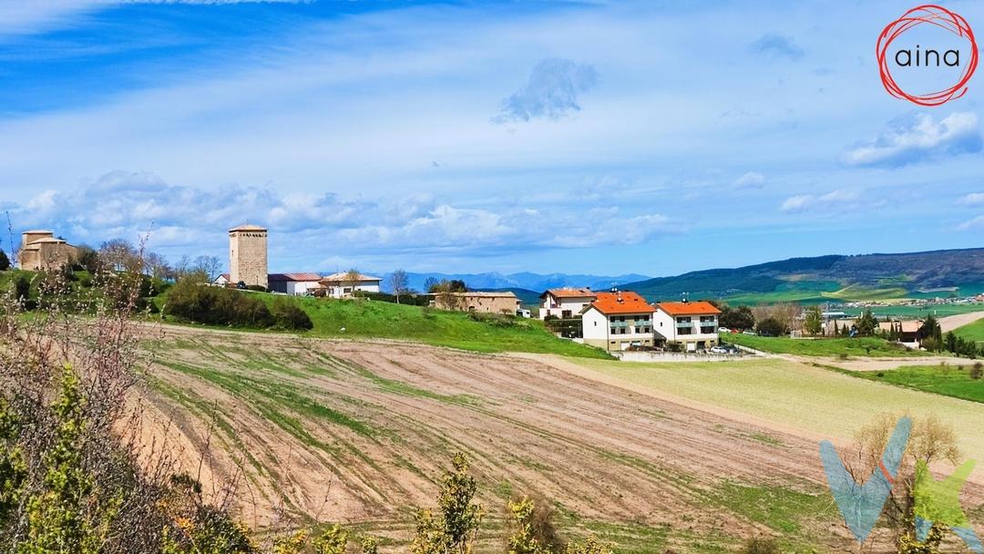 Para construir la casa de tus sueños te ofrecemos esta parcela Urbanizable a 15 min de Pamplona por la Autovía del pirineo. En un emplazamiento privilegiado de la localidad de Yárnoz , con vistas panorámicas al valle de Elorz y rodeado de parajes naturales. .Tiene acceso desde 2 calles para multiplicar las posibilidades de distribución. Y los suministros cerca de la parcela, para facilitar su urbanizaciónPermite la construcción de hasta 2 viviendas, una de ellas de VPO. .Disponemos de toda la información urbanística al detalleLlama y te la daremos encantados.