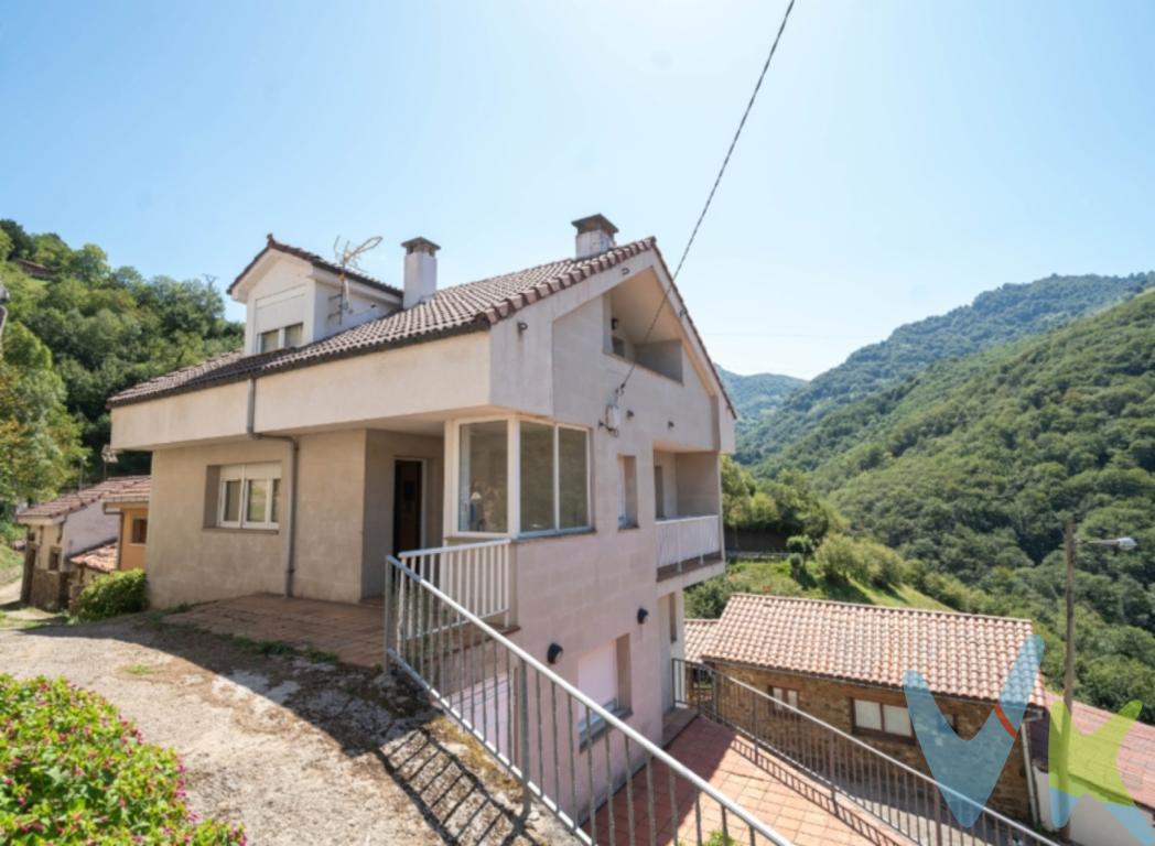 En La Cuesta de Tolivia, en el concejo de Laviana, se encuentra esta propiedad de 284 m² que combina amplitud, naturaleza y una característica cada vez más determinante: la posibilidad real de teletrabajar con calidad de vida.

Cinco habitaciones y cuatro baños permiten organizar la vivienda con total flexibilidad. Una o incluso dos estancias pueden destinarse a despacho profesional independiente, sala de reuniones privada o estudio creativo sin invadir la dinámica familiar. Aquí trabajar desde casa no es improvisar una mesa en el salón; es disponer de un espacio propio, con silencio, luz natural y vistas abiertas a la montaña.

Y esas vistas marcan la diferencia. Cambian el ritmo, reducen el estrés y aportan claridad. No es lo mismo responder correos mirando un edificio enfrente que hacerlo con el paisaje asturiano como telón de fondo. El entorno natural no es solo estética, es bienestar.

La vivienda se vende además con una finca situada a escasos metros, un valor añadido que amplía las posibilidades: zona de expansión, espacio recreativo, pequeño huerto o simplemente un plus de privacidad. En términos patrimoniales, disponer de terreno adicional siempre juega a favor.

Estamos ante una propiedad sólida, versátil y con proyección. Ideal para familias que necesitan espacio, profesionales que buscan calidad de vida sin renunciar a su actividad, o quienes desean integrar trabajo y hogar de forma armónica, pero es verdad que la casa tiene virtudes enormes para familias numerosas, inversión para alquiler o proyecto de turismo rural .

Vivir bien y trabajar mejor. Aquí ambas cosas son perfectamente compatible

En el precio no están incluidos los gastos notariales, registro, gestoria e impuesto de transmisiones

