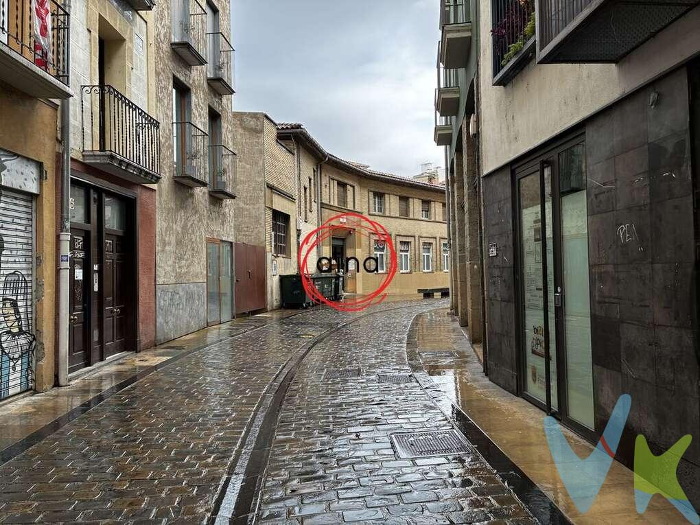 Se vende bajera tipo almacén en pleno Casco Antiguo de Pamplona, situada en la Calle Descalzos, una zona céntrica y con gran encanto dentro del casco histórico de la ciudad.
El local cuenta con 34 m² construidos y 32 m² útiles, con acceso a pie de calle, lo que facilita su uso como espacio de almacenaje o pequeño almacén para particulares o profesionales.
Actualmente está acondicionado como bajera tipo almacén y se distribuye en dos salas, ofreciendo un espacio funcional y aprovechable según las necesidades.
Una buena oportunidad para disponer de un espacio propio en el centro histórico.
INFORMACIÓN LEGAL A TENER EN CUENTA:
ℹ️ Los datos y superficies indicados son aproximados y tienen carácter meramente informativo, sin valor contractual.
El precio de venta no incluye impuestos ni gastos derivados de la transmisión. La compra conlleva impuestos y gastos de formalización para el comprador:

Impuesto I.T.P. (Impuesto de Transmisiones Patrimoniales 6% (Consultar condiciones concretas según circunstancias personales o régimen fiscal aplicable) 
Gastos de Notaría y Registro aproximadamente 1,5%, 
Gastos financieros si se contrata hipoteca.

Los honorarios de intermediación inmobiliaria corren a cargo del vendedor 
¡NO COBRAMOS HONORARIOS AL COMPRADOR!