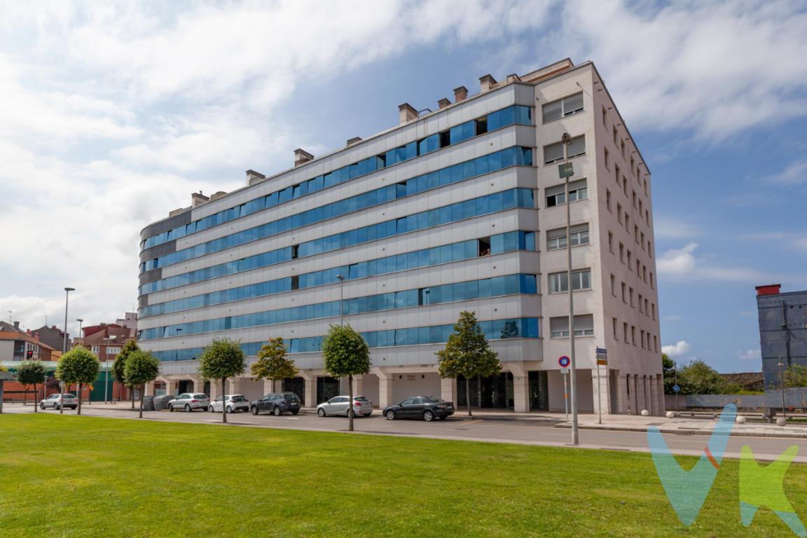 Ponemos en venta excepcional vivienda en Poniente en edificio de altas calidades. Este piso con excelente distribución dispone de salón- comedor con grandes ventanales, cocina nueva y actual con armarios y electrodomésticos de gama alta, dormitorio con dos armarios empotrados, segundo dormitorio doble y con gran armario empotrado y el tercer dormitorio suite con armario empotrado y baño con ventana. La vivienda tiene tambien despensa y amplio hall de entrada. La vivienda es toda exterior a excepción de un dormitorio pero muy bien aislada lo que hace que sea acogedora y con poco ruido. Como añadido a destacar de esta vivienda son las fantásticas vistas que tiene disfrutando de la ciudad y de las distintas montañas y zonas verdes que tiene la ciudad. Este piso cuenta tambien con  dos plazas cerradas junto con trastero. Posibilidad de compra tambien con la vivienda de otra tercera plaza.. Aproveche la ocasión para poder visitar esta única vivienda que pocas veces se ponen en venta.