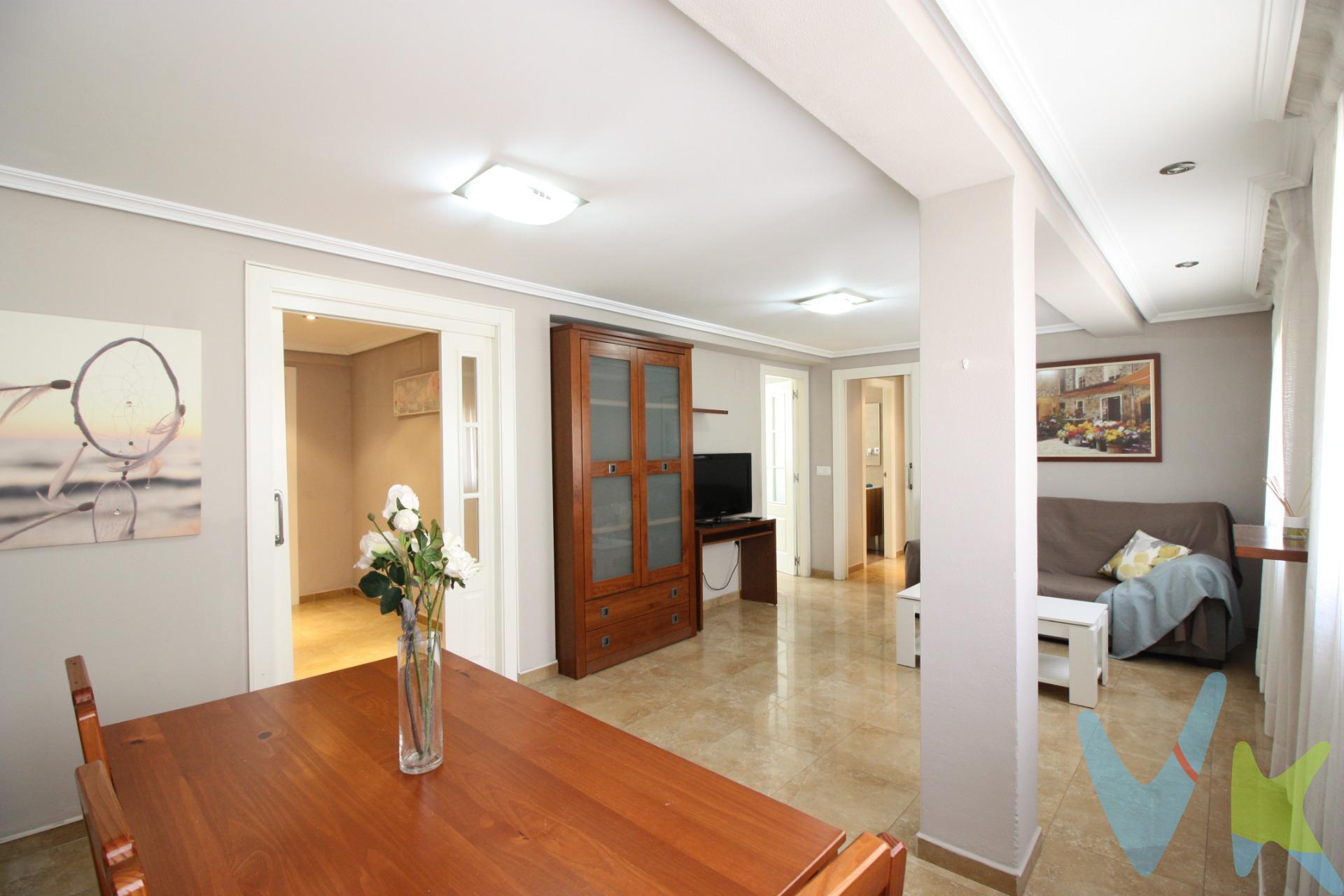 Se vende piso en la codiciada zona Dos de Mayo de Alaquàs. Ubicado en una de las zonas más consolidadas y con mejor proyección de Alaquàs, este inmueble ofrece una excelente oportunidad tanto para familias como para inversores. La vivienda se encuentra rodeada de todo tipo de servicios: comercios, colegios, zonas verdes y excelentes conexiones de transporte público. Se trata de una tercera planta sin ascensor, distribuida en tres habitaciones, dos de ellas dobles con armarios empotrados, lo que proporciona un espacio cómodo y funcional. Dispone de un baño completo, amplio salón-comedor de aproximadamente 22 m² ideal para reuniones familiares y momentos de ocio, y una cocina independiente. Además, la vivienda cuenta con aire acondicionado, lo que garantiza el confort durante todo el año. No dejes pasar esta oportunidad de vivir en una zona estratégica, con todas las comodidades a tu alcance. ¡Contáctanos para más información o para concertar una visita!. Mientras tanto entra en este enlace y disfruta de nuestro tour virtual: . https://my.matterport.com/show/?m=MkLuxtuioP1. La venta de esta vivienda se gestiona mediante contrato de exclusiva compartida, lo que permite trabajar con más de 150 inmobiliarias, garantizando la máxima difusión y profesionalidad en el proceso de venta. Los gastos derivados de la compraventa, como los de notaría, registro y honorarios, no están incluidos en el precio. Inmueble sujeto a período de transparencia.
