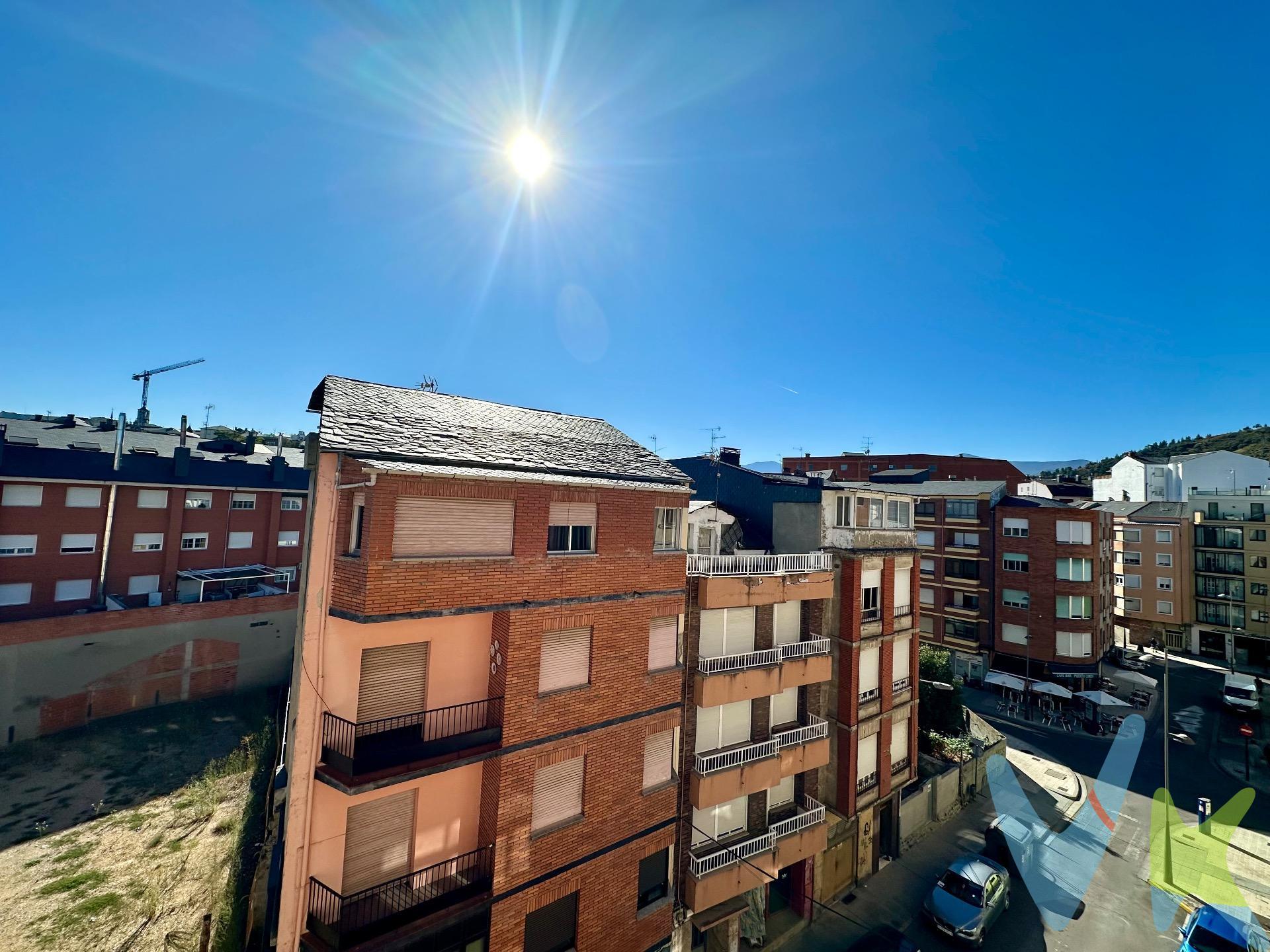 Vivienda ubicada en la zona centro de Ponferrada, concretamente en la zona del Mercado de Abastos. La propiedad está ubicada en la 4º planta de un bloque de viviendas de 1968 con ascensor y se encuentra para reformar. Presenta la siguiente distribución: hall de entrada, pasillo distribuidor a cocina, baño, habitación simple y habitación doble vertiendo luces a patio interior. Hacia el lado opuesto encontramos 2 habitaciones dobles, una de ellas con terraza acristalada y el salón - comedor. La vivienda tiene toma de gas ciudad en la ventana. Completa la composición una pequeña carbonera en sótano. 
