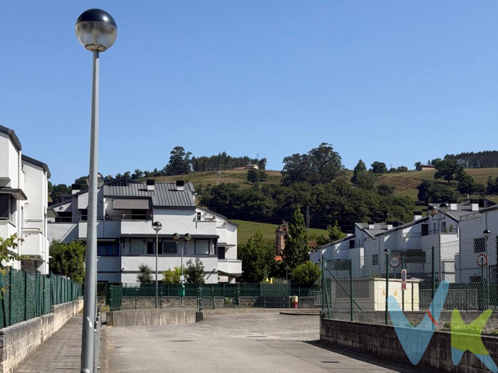 Amplia plaza de garaje, con trastero, en Pomaluengo, Castañeda.Si buscas una plaza de garaje cómoda y con espacio adicional de almacenamiento, esta puede ser una muy buena oportunidad en el conjunto urbanístico Solar de Solorrio, en Pomaluengo (Castañeda).La plaza cuenta con una superficie útil de 15,12 m², ofreciendo un espacio amplio y cómodo para maniobrar y aparcar. Además, dispone de un trastero de 3,43 m², perfecto para guardar bicicletas, herramientas, enseres u otros objetos que necesites tener fuera de casa.En total, la propiedad dispone de 18,55 m² útiles entre plaza y trastero.Uno de sus puntos fuertes es su buen acceso y facilidad de maniobra, lo que permite aparcar cómodamente. Además, justo enfrente de la plaza se encuentra el acceso peatonal, facilitando especialmente la entrada y salida a pie.Una opción práctica tanto para uso propio como para disponer de un espacio extra de almacenamiento.Gastos e impuestos no incluidos en el precio. Compra sujeta a ITP. El comprador asumirá los gastos correspondientes a escritura e inscripción en el Registro de la Propiedad.Más información sobre transparencia, impuestos, gastos y condiciones de compraventa en nuestra web: www.activanorte.com