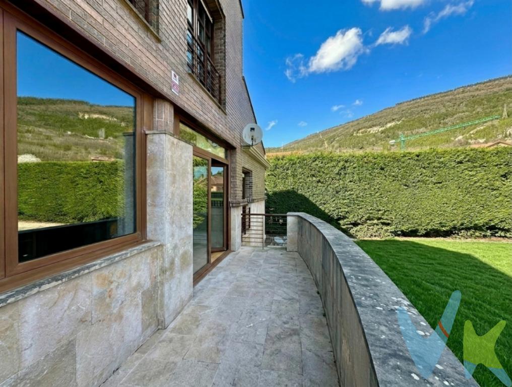En el corazón de Artica, en Berrioplano, se alza esta vivienda independiente y única, situada en una parcela en esquina junto al Paseo Mokamier. Una propiedad que destaca por su carácter, amplitud y una riqueza espacial destacable, pensada para quienes valoran la arquitectura y la calidad de vida.Desde el primer momento, la casa sorprende. El acceso, a través de un agradable porche, conduce a un vestíbulo que actúa como auténtico núcleo visual de la vivienda: un espacio abierto y fluido desde el que se percibe la distribución completa, sin recovecos, permitiendo entender y disfrutar la arquitectura desde el primer paso.La vivienda se organiza en diferentes alturas, generando dobles espacios y una sensación continua de amplitud y conexión. El salón principal, de más de 65 m², es sin duda uno de los grandes protagonistas: un espacio luminoso, con chimenea, ideal tanto para el día a día como para recibir a tus invitados. Desde aquí se accede a dos estancias versátiles que pueden adaptarse a cualquier estilo de vida: despacho, sala de juegos, gimnasio o zona de ocio. Una de ellas conecta directamente con el jardín, integrando interior y exterior de forma natural.La cocina, amplia y funcional, cuenta además con lavadero independiente y un aseo con posibilidad de transformarse fácilmente en baño completo, aportando aún más comodidad.En esta misma planta, uno de los elementos diferenciales de la vivienda es su piscina cubierta, accesible directamente desde el interior, perfecta para disfrutar durante todo el año. Este espacio se abre al amplio jardín a través de una carpintería plegable a ambos lados, que permite liberar completamente el frente y conectar plenamente con el exterior.En la zona superior se distribuyen cuatro habitaciones. La suite principal, ubicada en la cota más alta, ofrece privacidad, vestidor y un ambiente exclusivo, con acceso a un balcón con vistas al jardín. Las otras tres habitaciones, muy luminosas, comparten acceso a un balcón y a dos baños completos desde la zona común.En la planta de sótano se encuentra la zona de garaje, junto a un amplio espacio polivalente ideal como área de recreo o almacenamiento, además de un cuarto trastero y la zona de instalaciones.La parcela, de 1.136 m², ofrece un entorno exterior generoso y privado, mientras que la edificación ocupa una superficie de 240,22 m², perfectamente implantada para maximizar el aprovechamiento del espacio y la orientación.Una vivienda que combina independencia, amplitud y diseño, a escasos minutos de Pamplona, con excelentes conexiones que permiten acceder al centro de la ciudad de forma rápida y cómoda. Ideal para quienes buscan tranquilidad sin renunciar a la cercanía urbana.Además, la vivienda ofrece una excelente base arquitectónica para una actualización estética que potencie aún más su valor. Con una intervención cuidada en acabados, texturas y estilismo , como pintura, materiales y detalles decorativos, es posible realzar sus espacios y adaptarlos a tendencias actuales, aprovechando al máximo la calidad y amplitud ya existentes.Una propiedad con personalidad, lista para convertirse en un hogar excepcional. NOTA: El precio anunciado corresponde al Precio de Venta al Público (PVP) e incluye los honorarios de agencia inmobiliaria. No incluye impuestos ni gastos derivados de la compraventa, tales como el Impuesto de Transmisiones Patrimoniales (ITP) conforme a la normativa vigente (6 %, salvo posibles reducciones en función de la situación personal del adquirente), gastos de notaría y registro de la propiedad según aranceles oficiales, ni gastos de gestoría o tasación bancaria en caso de ser contratada por el adquirente.