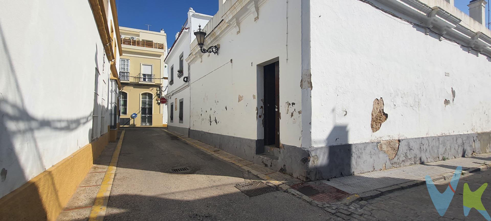 Este terreno urbano se encuentra ubicado estratégicamente en el centro histórico de San Fernando, con una superficie total de 108.00 m² y una parcela amplia que abarca los 175 m². Con orientación sur, este terreno es perfecto para construir tu casa soñada o incluso promover viviendas a otros interesados. Además, cuenta con excelentes extras como su céntrica ubicación cercana a servicios básicos como centros médicos, colegios e inclusive hospitales; así también podrás disfrutar del aire libre gracias al fácil acceso a parques. No te preocupes por la movilidad ya que estarás conectado tanto al tranvía como al tren lo cual facilitará tus desplazamientos diarios y además está situado dentro de zona comercial transitada donde las oportunidades son ilimitadas. Informamos a nuestros clientes de que los gastos de notaría, registro, gestoría, impuestos y los honorarios de la agencia por la gestión de compra no están incluidos en el precio. A su vez, disponemos del documento informativo abreviado de la propiedad (según decreto 218/2005, del 11 de octubre) y de seguro de caución, para la protección del dinero entregado como señal para la reserva de un inmueble. Por mandato expreso del propietario, comercializamos este inmueble en exclusiva, lo que le garantiza el acceso a toda la información, a un servicio de calidad, un trato fácil, sencillo y sin interferencias de terceros. Por este motivo, se ruega no molestar al propietario, a los ocupantes de la propiedad o a los vecinos. Muchas gracias por su comprensión. 