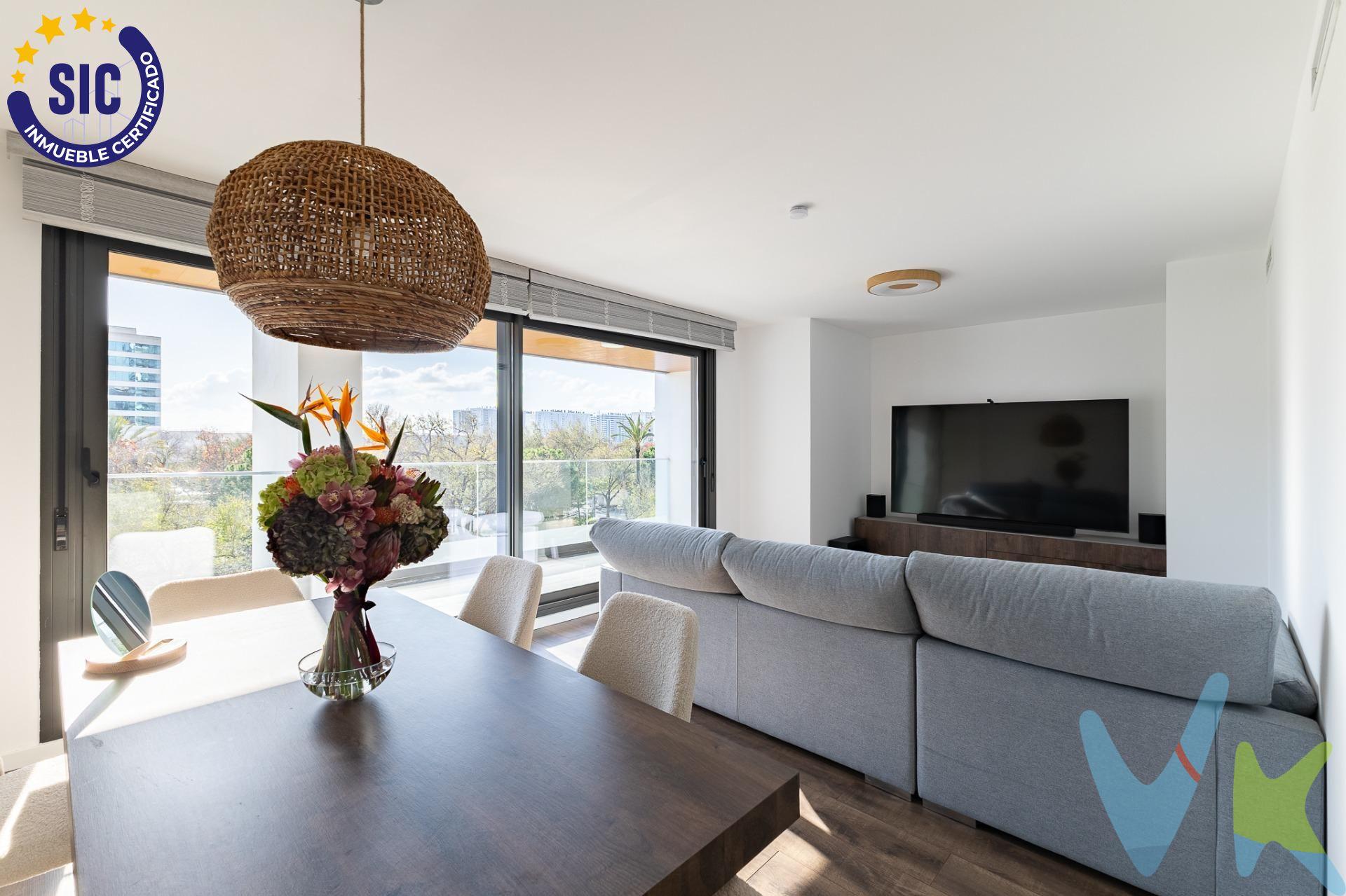 Piso moderno y acogedor en un edificio de lujo en el barrio de Malilla, pertinente al distrito de Quatre Carreres, uno de los barrios más dinámicos, modernos y crecientes de Valencia capital. El edificio se encuentra a 15 minutos caminando de la estación de tren “La Fuente de San Luís”, con zonas comunes, carril bici, buena comunicación de autobús, bares y restaurantes de alta calidad y todos los servicios a tu alcance, al lado de los parques Malilla y Azagador del Morro, con entretenimientos para los niños y adultos. El edificio tiene su propio patio vallado, con decoraciones y pequeños árboles y plantas, servicio de seguridad y conserjería, sala de reuniones, y terraza cerrada con banquillos y tumbones para coger el sol, piscina y maravillosas vistas hacia la ciudad y sus afueras. El piso se encuentra en la tercera planta, cuenta con 103,49 m 2 construidos e incluye un pasillo grande, salón, balcón abierto con magníficas vistas hacia las zonas naturales, ciudad de Valencia y sus afueras, 2 dormitorios (uno más pequeño y otro muy grande, con un cuarto de baño individual), cocina independiente, un cuarto auxiliar con la lavadora ubicada dentro y 2 cuartos de baño en total. Ambos dormitorios tienen ventanas panorámicas con las vistas muy bonitas hacia el parque, la ciudad, la piscina y el patio interior verde y decorado del edificio de vecindad. Todas las ventanas están dotadas de lámina reflectante. El suelo laminado belga. La cama y otros. muebles montados a mano, de madera de mango y roble. El piso cuenta con el propio sistema integrado de seguridad y vigilancia, detectores de humo, fuego y movimiento, todo manejable a distancia a través de la aplicación especializada, con un servidor individual protegido contra el hakeo. VENTA:. PVP 508.000€.  Gastos e impuestos no incluidos en el precio. La compra conlleva impuestos y gastos de formalización para el comprador. A título orientativo se informa que en segundas transmisiones el  ITP  con carácter general en  Valencia  es del  10%, pudiendo existir otros tipos impositivos atendiendo a  las circunstancias  personales del comprador u otras circunstancias previstas legalmente. Base imponible del impuesto el mayor valor entre el precio de compraventa, la tasación o el valor de referencia catastral. En cuanto a los gastos de  notaría y registro, en su caso,  suelen oscilar aprox; entre 1,5% y 2,5% (aranceles variables según precio, n.º de copias y complejidad). El comprador elige notario. Si el comprador precisase de  hipoteca: tasación, condiciones y costes bancarios serán según entidad elegida por el comprador, así como los gastos de gestoría, y cualesquiera otros gastos inherentes a la formalización de la compraventa que legalmente correspondan a la parte compradora, salvo pacto expreso en contrario con el vendedor. El consumidor tiene,  conforme a la normativa vigente, a su disposición información y documentación adicional relativa al inmueble y condiciones de la compraventa, que podrá ser consultada en C/Joaquín Costa 4, bajo 46005 Valencia o urbe2@remax.es. Honorarios de mediación inmobiliaria a cargo del  COMPRADOR: (3% del precio final de venta más IVA (21%), salvo otro pacto.); y  de VENDEDOR (según acuerdo con el mismo). . Se informa al consumidor que la agencia actúa como intermediaria inmobiliaria en la operación, estando cualquier eventual compraventa y sus condiciones sujeta a la aceptación expresa del propietario-vendedor y a la posterior formalización del correspondiente contrato.