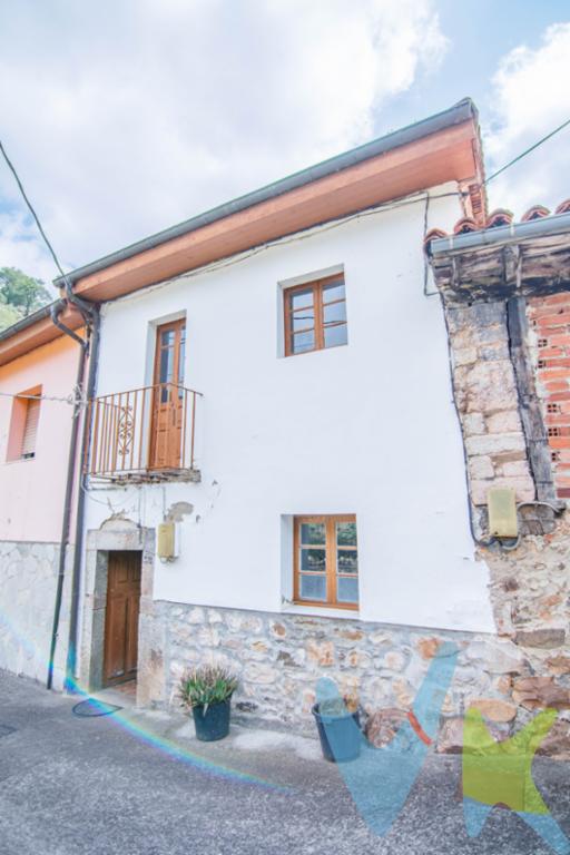 Encantadora casa de pueblo asturiana para reformar en El Páramo (Teverga). Con elementos originales y tejado en buen estado.¡Oportunidad única para amantes de lo auténtico y los proyectos de reforma!Ponemos a la venta esta casa tradicional asturiana de 105 m² construidos, distribuida en dos plantas, ubicada en la pintoresca localidad de El Páramo (Teverga). Una propiedad llena de carácter y posibilidades, situada a solo unos pasos del conocido hotel/restaurante Casa Manolo, en pleno corazón del Parque Natural de las Ubiñas-La Mesa.La casa conserva la esencia de las construcciones rurales asturianas, ofreciendo una base sólida para crear la casa de tus sueños, ya sea como primera vivienda, refugio vacacional o inversión para turismo rural.Las ventanas ofrecen vistas al pintoresco entorno rural y a las montañas que rodean el valle de Teverga.La casa está para reformar, lo que permite redistribuir los espacios a tu gusto.Planta Primera: Pasillo distribuidor que da acceso a 3 dormitorios (uno doble y dos individuales), algunos con suelos de madera. Sala de estar con una puerta-ventana que da a un pequeño balcón con rejería de forja, típico de la zona.Suelos de madera original en algunas estancias, que aportan calidez y autenticidad.Planta Baja: Una cocina de carbón/leña antigua de hierro fundido, que puede ser la pieza central de una cocina rústica, una zona con un horno de piedra tradicional integrado en la pared, perfecto para los amantes de la cocina a la antigua usanza o para crear un rincón único, un baño completo con plato de ducha, y una zona de lavadero/almacenaje bajo la escalera.Escalera de madera que comunica las dos plantaLa propiedad cuenta con muros de piedra tradicionales y, lo más importante, el tejado está en buen estado, lo que simplifica y reduce el coste de la reforma.Ubicada en el Páramo de Teverga, la casa se encuentra en una Reserva de la Biosfera, rodeada de una naturaleza exuberante. Es el lugar ideal para disfrutar de la tranquilidad, hacer rutas de senderismo (como la Senda del Oso, a pocos minutos), practicar escalada, y deleitarse con la gastronomía local.Es un punto de partida estratégico para amantes de la montaña, la escalada y el senderismo. A pocos minutos de la propiedad se encuentran algunas de las rutas más famosas de Asturias:Cueva Huerta. Ruta Vaqueira (PR-AS 176). Puerto de Ventana y Peña Ubiña. Cascada del Xiblu. Senda del Oso etc.A tan solo unos minutos en coche de San Martín (capital del concejo), donde dispones de todos los servicios necesarios: centro de salud, supermercados, bancos, farmacia, colegios y excelente oferta gastronómica.El precio de venta no incluye los gastos e impuestos derivados de la operación. Corresponden al comprador el pago del Impuesto sobre Transmisiones Patrimoniales (ITP), calculado sobre el valor más alto entre el precio de venta y el valor de referencia catastral, así como los honorarios de notaría y registro según aranceles oficiales, teniendo el comprador libertad para elegir notario. Para consultar los porcentajes del ITP en Asturias puede hacerlo a través de la web oficial de servicios tributarios del Principado de Asturias https://sede.tributasenasturias.es/sites/sede/default/es_ES/Que-quiereshacer/Transmisiones-Patrimoniales-y-AJD. Asimismo, el comprador asumirá los gastos de tasación y costes bancarios si precisa hipoteca. Por su parte, el vendedor asumirá el pago de la plusvalía municipal y los honorarios de intermediación. Este anuncio es meramente informativo y los interesados tienen derecho a solicitar la documentación adicional del inmueble conforme a la normativa vigente. ¡No dejes pasar esta oportunidad de crear tu refugio soñado en la montaña asturiana! Contacta para concertar una visita. 