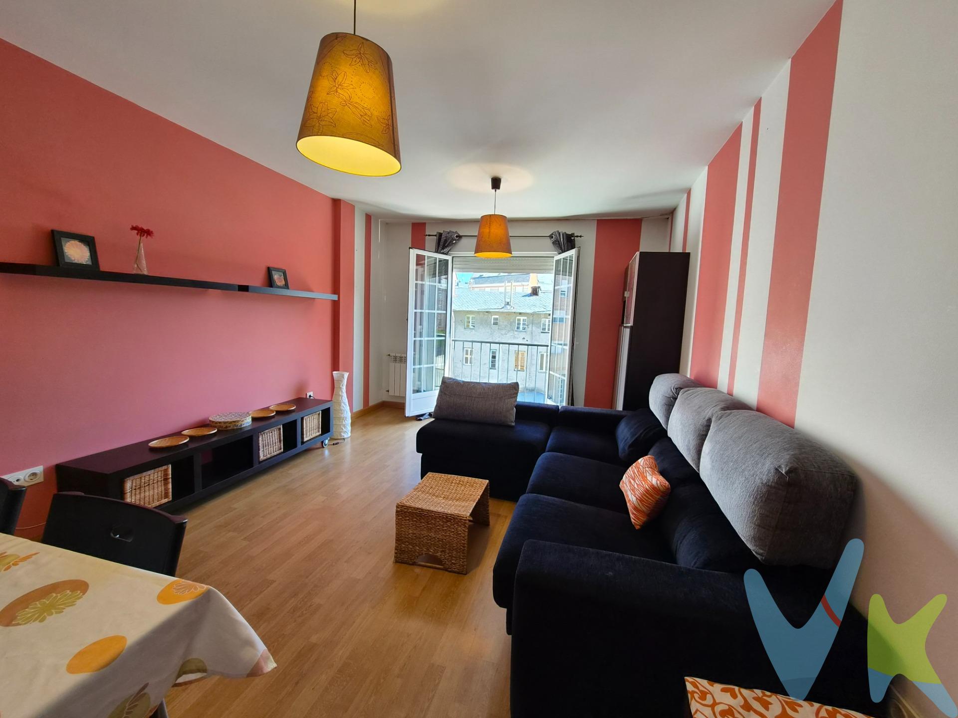 Descubre este atractivo apartamento ubicado en la codiciada zona de Flores del Sil, ideal para quienes buscan comodidad y cercanía a todos los servicios básicos diarios. Situado en la segunda planta de un moderno bloque construido en 2006, el inmueble ofrece una distribución funcional que maximiza el espacio disponible. El salón-comedor es luminoso y acogedor, perfecto para disfrutar momentos familiares o recibir visitas. La cocina está completamente equipada con electrodomésticos modernos, facilitando así las tareas culinarias diarias. Este apartamento cuenta con dos habitaciones bien dimensionadas: una doble adecuada como dormitorio principal y otra simple que puede servir como habitación adicional o estudio según sus necesidades. El baño dispone de un práctico plato de ducha diseñado para optimizar su uso diario sin sacrificar estilo ni confort. Para mayor conveniencia, se incluye también una plaza de garaje privada dentro del edificio; lo cual representa un gran valor añadido considerando la ubicación central donde se encuentra esta propiedad.
