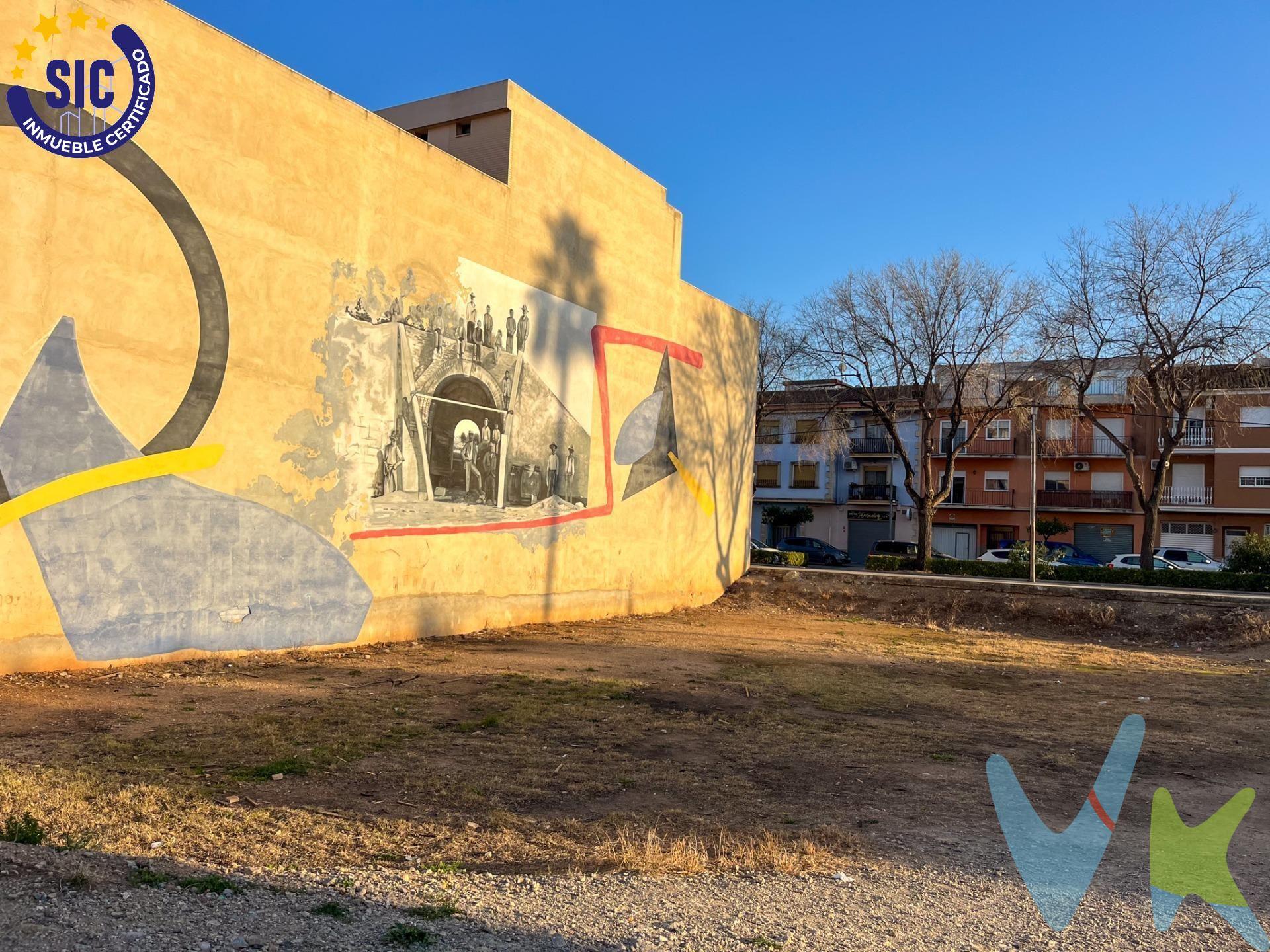 Solar urbano de 834 m² ubicado en la Calle Colón, en el mismo centro de L’Alcúdia de Crespins (Valencia). . Está clasificado como suelo urbano consolidado, dentro de la ordenanza ENS-18, lo que permite construir planta baja más 3 alturas. La edificabilidad estimada es de unos 2.835 m² sobre rasante, con ocupación del 100% en planta baja y del 80% en plantas superiores. El solar tiene una repercusión muy ajustada, en torno a 150 €/m² edificable, lo que lo convierte en una muy buena oportunidad para desarrollar un edificio plurifamiliar con local comercial en planta baja. Está rodeado de viviendas, bancos, comercios y servicios, y a solo 5 minutos a pie de la estación de Cercanías (línea C2 a Valencia). Ideal para promotores que busquen buena ubicación, volumen edificable y margen razonable. VENTA:. PVP 300.000€.  Gastos e impuestos no incluidos en el precio. La compra conlleva impuestos y gastos de formalización para el comprador. A título orientativo se informa que en segundas transmisiones el  ITP  con carácter general en  Valencia  es del  10%, pudiendo existir otros tipos impositivos atendiendo a  las circunstancias  personales del comprador u otras circunstancias previstas legalmente. Base imponible del impuesto el mayor valor entre el precio de compraventa, la tasación o el valor de referencia catastral. En cuanto a los gastos de  notaría y registro, en su caso,  suelen oscilar aprox; entre 1,5% y 2,5% (aranceles variables según precio, n.º de copias y complejidad). El comprador elige notario. Si el comprador precisase de  hipoteca: tasación, condiciones y costes bancarios serán según entidad elegida por el comprador, así como los gastos de gestoría, y cualesquiera otros gastos inherentes a la formalización de la compraventa que legalmente correspondan a la parte compradora, salvo pacto expreso en contrario con el vendedor. El consumidor tiene,  conforme a la normativa vigente, a su disposición información y documentación adicional relativa al inmueble y condiciones de la compraventa, que podrá ser consultada en C/Joaquín Costa 4, bajo 46005 Valencia o urbe2@remax.es. Honorarios de mediación inmobiliaria a cargo del  COMPRADOR: (3% del precio final de venta más IVA (21%), salvo otro pacto.); y  de VENDEDOR (según acuerdo con el mismo). . Se informa al consumidor que la agencia actúa como intermediaria inmobiliaria en la operación, estando cualquier eventual compraventa y sus condiciones sujeta a la aceptación expresa del propietario-vendedor y a la posterior formalización del correspondiente contrato.