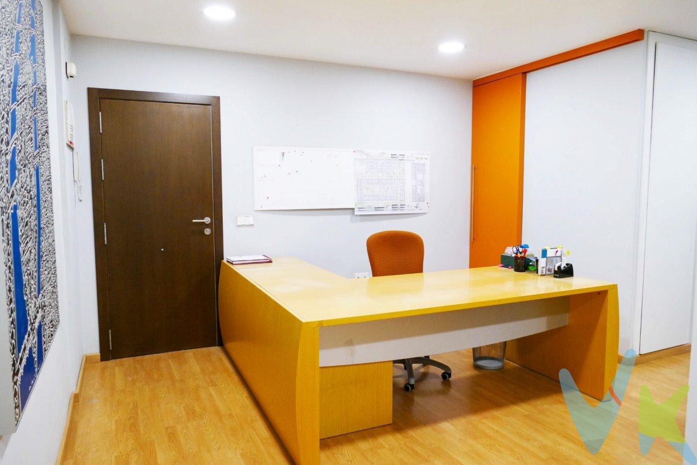Si buscas una oficina amplia, versátil y en una de las zonas con mayor actividad de Valencia, esta es una excelente oportunidad. Situada en la calle Gascó Oliag, en un edificio de uso mixto con servicio de conserjería, ofrece el entorno ideal para establecer la sede de tu empresa, despacho profesional o realizar una inversión con gran potencial. La oficina se encuentra en la entreplanta del edificio y cuenta con una superficie construida de 124 m2, según Catastro. Su distribución se divide en dos espacios diferenciados que permiten adaptarla a diferentes necesidades. La primera zona ha sido completamente reformada y dispone de un espacio diáfano con varios puestos de trabajo, un despacho independiente y una sala de reuniones, lista para empezar a funcionar desde el primer día. La segunda zona se encuentra de origen y ofrece múltiples posibilidades de actualización o redistribución. Actualmente cuenta con dos salas independientes y un pequeño office, lo que permite ampliar el espacio de trabajo o adaptarlo al tipo de actividad que necesites. La oficina dispone de instalación de aire acondicionado frío/calor para garantizar el confort durante todo el año. Los aseos se encuentran en la zona común de la planta y son compartidos con el resto de oficinas. Su ubicación es uno de sus grandes atractivos: a escasos minutos de las universidades, del Hospital Clínico y de la avenida Aragón, en una zona consolidada, con una amplia oferta de servicios, comercios y una excelente conexión mediante metro y autobús. Una oficina con una ubicación privilegiada, lista para adaptarse a tu proyecto profesional o convertirse en una interesante inversión. Contacta con nosotros y estaremos encantados de facilitarte más información o concertar una visita para que la descubras en persona. VENTA:. PVP 175.000€. Gastos e impuestos no incluidos en el precio. La compra conlleva impuestos y gastos de formalización para el comprador. A título orientativo se informa que en segundas transmisiones el ITP con carácter general en Valencia es del 10%, pudiendo existir otros tipos impositivos atendiendo a las circunstancias personales del comprador u otras circunstancias previstas legalmente. Base imponible del impuesto el mayor valor entre el precio de compraventa, la tasación o el valor de referencia catastral. En cuanto a los gastos de notaría y registro, en su caso, suelen oscilar aprox. entre 1,5% y 2,5% (aranceles variables según precio, n.º de copias y complejidad). El comprador elige notario. Si el comprador precisase de hipoteca: tasación, condiciones y costes bancarios serán según entidad elegida por el comprador, así como los gastos de gestoría, y cualesquiera otros gastos inherentes a la formalización de la compraventa que legalmente correspondan a la parte compradora, salvo pacto expreso en contrario con el vendedor. El consumidor tiene, conforme a la normativa vigente, a su disposición información y documentación adicional relativa al inmueble y condiciones de la compraventa, que podrá ser consultada en C/Joaquín Costa 4, bajo 46005 Valencia o urbe2@remax.es. Honorarios de mediación inmobiliaria a cargo del COMPRADOR: (3% del precio final de venta más IVA (21%), salvo otro pacto.); y de VENDEDOR (según acuerdo con el mismo). Se informa al consumidor que la agencia actúa como intermediaria inmobiliaria en la operación, estando cualquier eventual compraventa y sus condiciones sujeta a la aceptación expresa del propietario-vendedor y a la posterior formalización del correspondiente contrato.