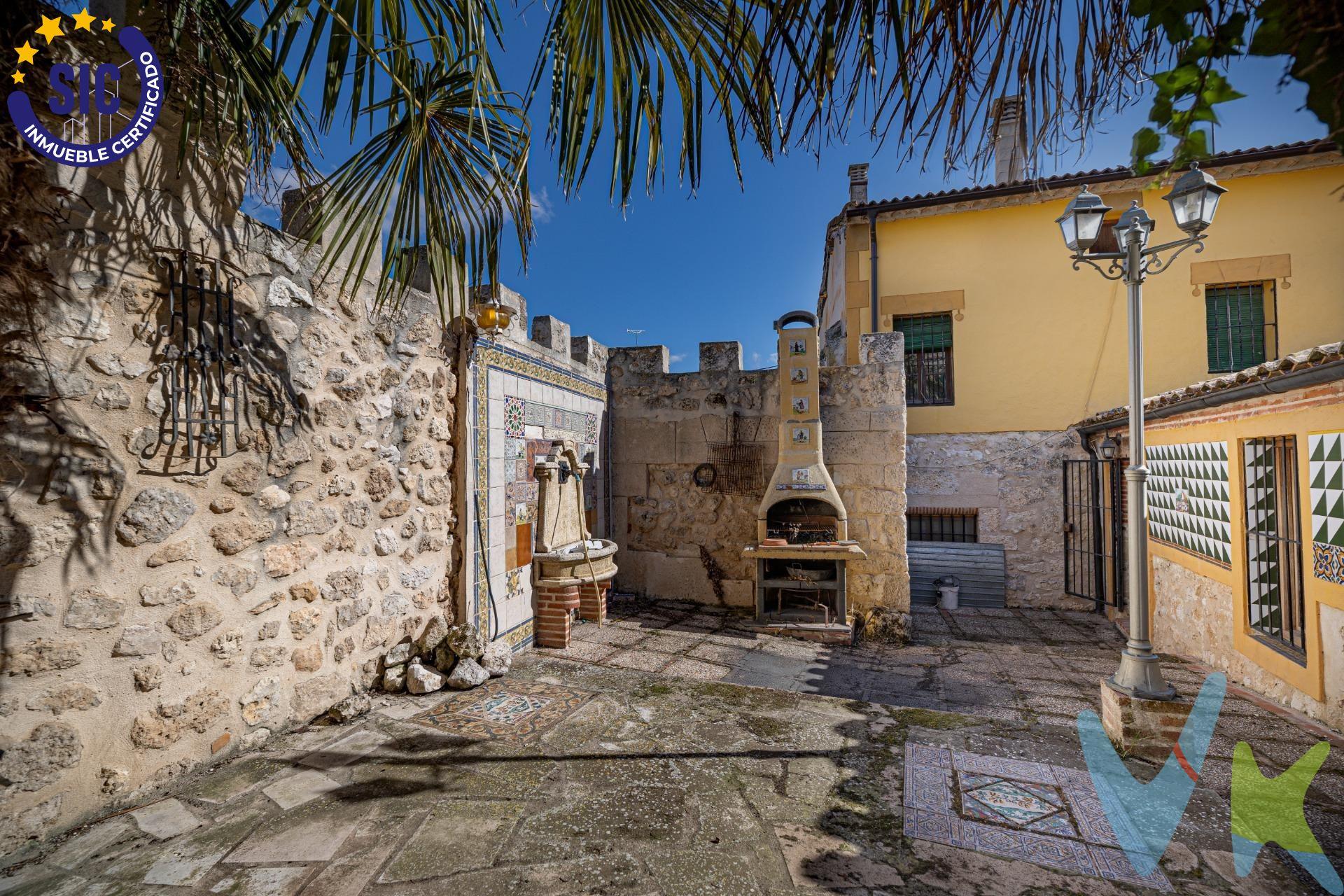 Se vende bonita propiedad en Castrillo de Duero, muy cercano a  Peñafiel  y en pleno corazón de la rivera del Duero en la provincia de Valladolid. Este inmueble consta de dos viviendas independientes separadas por un gran patio con barbacoa. Vivienda principal. Distribuida en tres alturas ,esta casa ofrece espacios amplios y luminosos:. Planta baja: cocina con salón comedor ,un baño completo ,aseo y una habitación. planta primera: Zona de descanso con tres habitaciones y un baño. Ultima planta: bohardilla diáfana, perfecta para otra habitación o espacio adicional. Cuenta con dos salones que permiten crear ambientes diferenciados y acoger reuniones con familiares o amigos. Esta casa es ideal para destinarla como alquiler turístico. Segunda vivienda.  Planta baja: un agradable porche , salòn comedor con cocina integrada y grandes ventanales que proporcionan luz natural y un baño. Primera planta: un amplio espacio diáfano pensado como zona de descanso.. Esta propiedad es una oportunidad única para quienes buscan tranquilidad ,espacio y versatilidad. Ideal como inversión de alojamiento rural ,en una de las zonas más demandadas de la Rivera del Duero. Llàmanos para hacer una visita