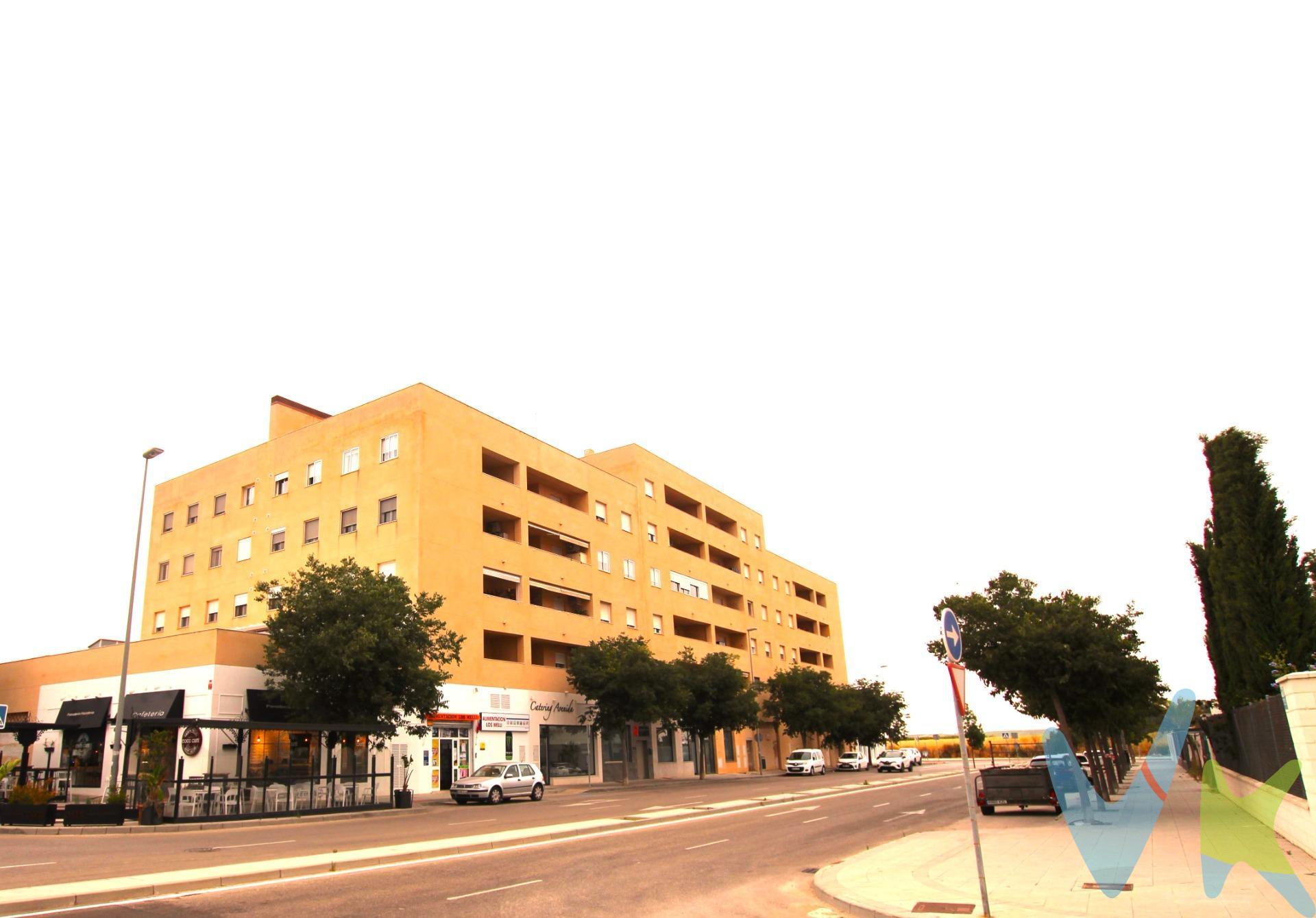 Local comercial de 94 metros construidos y 88 metros útiles con amplia fachada para escaparate orientado al este, frente antiguas Bodegas Croft, zona norte en expansión. Buenas comunicaciones, frente a centros nuevos de formación, colegios, cercano a parque empresarial. Ideal para negocio o inversión. De acuerdo con lo prevenido en el Decreto 218/2005, de 11 de octubre, se informa al cliente que los Gastos Notariales, Registrales, impuesto de transmisiones (ITP) o I.V.A., Honorarios de intermediación, Gastos financieros, y otros gastos inherentes a la compraventa no están incluidos en el precio.