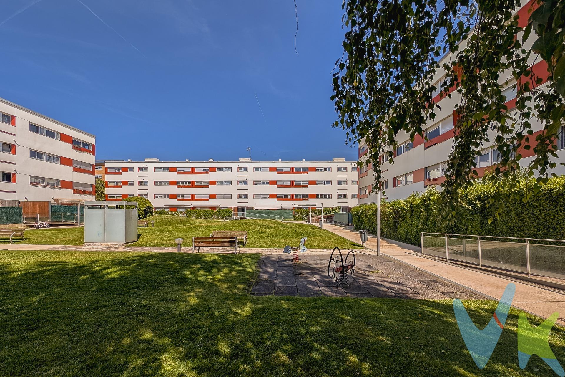 ¡En Venta! magnífico piso muy luminoso 2ª altura sin ascensor, tiene una superficie de 90 m2 útiles situado en la Urbanización Zizur, concretamente en la zona de la Tablada. Se trata de una Urbanización completamente cerrada que cuenta con jardín comunitario en el que encontramos un estupendo parque donde poder disfrutar con tus hijos. La vivienda se compone de: cocina independiente completamente equipada de 10,60 m2, junto a salón de 22,40 m2 y despensa-tendedero de 2.20 m2, dormitorio principal de 13,10 m2 con baño propio, otros dos dormitorios  de 10,30 m2 y 13,10 m2 y otro baño común (bañera). En el semisótano del edificio tiene una plaza de garaje muy amplia de 30 m2  y un trastero de 4 m2. Se vende completamente amueblado. No dispone de ascensor. Si lo que estás buscando es una vivienda moderna, con zona comunitaria, junto a todos los servicios que necesitas y al alcance de tu mano, ¡esta es la tuya!, llámanos y te la enseñaremos encantados. (Los datos y superficies publicados en este anuncio son aproximados y meramente informativos, sin valor contractual. EPVP no incluye impuestos ni gastos de transmisión)