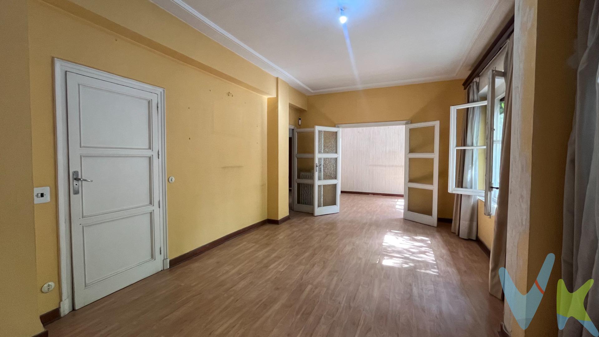 ¿Buscas una vivienda luminosa, con grandes posibilidades y ubicada en una de las zonas más codiciadas de Madrid? ¡Esta es tu oportunidad!. Te presentamos esta magnífica propiedad situada en la calle Fernández de los Ríos, en pleno corazón de Chamberí, uno de los barrios más emblemáticos y con mayor demanda de la capital. Disfruta de un entorno lleno de vida, con todos los servicios al alcance: comercios, colegios, zonas verdes, una excelente oferta gastronómica y una conexión inmejorable con el resto de la ciudad gracias a su proximidad al metro y a múltiples líneas de autobús. La vivienda, ubicada en una primera planta exterior haciendo esquina, cuenta con 151 m² construidos y se caracteriza por su excelente luminosidad, gracias a sus amplios ventanales que permiten la entrada de luz natural durante todo el día. . Se distribuye actualmente en:. 4 dormitorios. 2 baños completos + 1 aseo. Amplio salón-comedor de 30 m². Gran cocina independiente. ¡Y aquí viene lo mejor! La finca ha sido íntegramente rehabilitada, alcanzando la máxima calificación energética gracias a importantes mejoras como:. Sistemas de aislamiento de última generación. Instalación de aerotermia. Placas solares. Fachada y zonas comunes renovadas. Una inversión pensada para el presente y el futuro, que combina eficiencia energética, sostenibilidad y ahorro en el consumo. La vivienda necesita reforma integral, lo que te brinda la posibilidad de personalizar cada espacio a tu gusto y diseñar el hogar que siempre has soñado, con la distribución y acabados que mejor se adapten a tu estilo de vida. El comprador tendrá un coste adicional correspondiente al servicio de gestión, asesoramiento y acompañamiento en todo el proceso de compra. Dicho importe, el mobiliario, la decoración y los impuestos no están incluidos en el precio publicado. No dejes pasar esta oportunidad de vivir o invertir en una de las zonas más exclusivas de Madrid, en un edificio moderno y eficiente, con todo el potencial que solo una vivienda como esta puede ofrecer. Contáctanos para más información y para concertar una visita. ¡Te encantará!