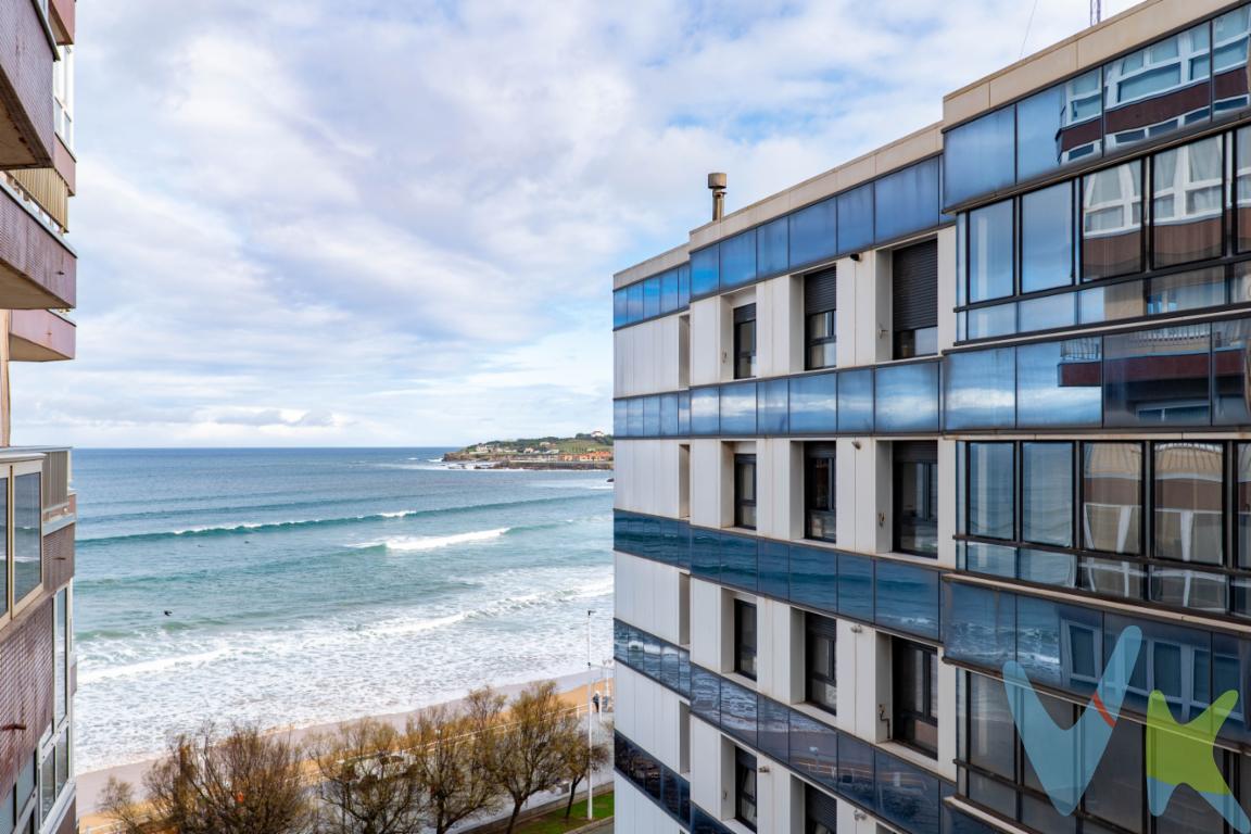 Hoy tenemos el placer de ofrecerles en exclusiva esta vivienda de 66 m2 construidos, desde cuyo salón comedor podemos contemplar unas magníficas vistas a la Playa de San Lorenzo y al paseo del muro que es como conocemos en esta ciudad el paseo marítimo, desde la cocina y dormitorios con orientación Sur podemos vislumbrar la Sierra del Aramo.La propiedad se ubica en la sexta planta de un edificio situado en la Avenida de Rufo Garcia Rendueles, muy próximo a la Plaza de Evaristo San Miguel, es decir prácticamente en el centro de la ciudad.La vivienda necesita una reforma integral, para poder diseñarla a tu gusto, con posibilidad de integrar la terraza con vista a la playa en el propio salón.Cuenta con servicio central de calefacción con consumos individualizado.La propiedad como pueden ver en el reportaje fotográfico tiene muchísima luminosidad, y  se compone de salón comedor, cocina, dos dormitorios y baño.En cuanto al edificio, el portal está adaptado y permite una óptima accesibilidad. En definitiva, es una vivienda que invita al confort. No deje escapar esta oportunidad y visítela. El paseo del muro de San Lorenzo es una de las ubicaciones más atractivas y deseadas de la ciudad, por lo hermoso de sus vistas y por su animación tanto en verano como en invierno. En la zona en que se sitúa la vivienda, existen todos los servicios, establecimientos y comercios necesarios para la comodidad del día a día, es ideal también para disfrutar del tiempo libre, con gran oferta de sidrerías, cafeterías y restaurantes.En la cercania también podemos encontrar algunos de los principales equipamientos de la ciudad, como son el Parque de Isabel La Católica, ideal para pasear o practicar deporte; el centenario estadio de El Molinón, Grupo Cultura Covadonga, recinto Ferial, o el Museo del Pueblo de Asturias.Características de la propiedad66 m² construidos2 Dormitorios1 bañoCalefacción y agua caliente centralSe informa a los interesados que el precio de venta indicado no comprende el Impuesto de Transmisiones Patrimoniales (ITP) , los gastos asociados a la compraventa (notaría, registro de la propiedad y otros) ni los honorarios de la agencia inmobiliaria a cargo del comprador