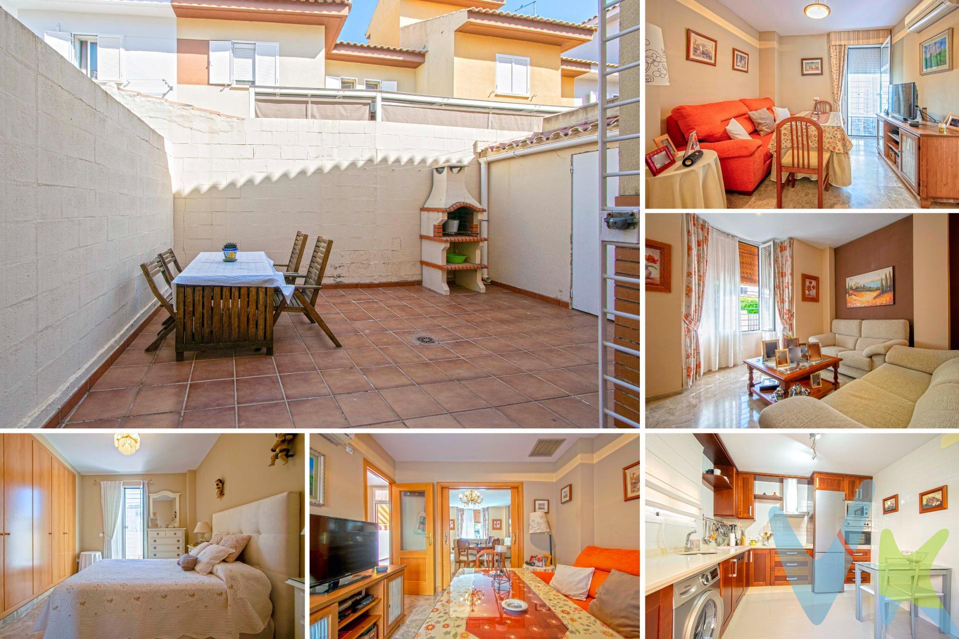 Gran vivienda adosada en Castilleja de La Cuesta, junto Parque Del Olivo. Amplia exterior y muy luminosa, con excelentes calidades!!!. La vivienda dispone de 130m2 construidos distribuidos en dos plantas. Un bonito patio de entrada nos abre paso. En planta baja tenemos un amplio salón comedor independiente, cómodo y acogedor. La cocina es independiente y se encuentra amueblada y equipada con electrodomésticos, de elegante diseño, con zona comedor y alacena, desde ella accedemos a un estupendo patio trasero donde podrá disfrutar de estupenda comida al aire libre, con trastero. En esta misma planta tenemos una cómoda sala de estar y un aseo con placa de ducha. La primera planta se distribuye en tres amplios dormitorios con armarios empotrados y dos baños completos, uno de ellos en dormitorio principal, con placa de ducha, el otro con bañera. Desde esta planta accedemos al castillete donde hay una estupenda terraza. Las ventanas son de climalit de aluminio lacado en blanco, las puertas de madera y el suelo de mármol, dispone de aire acondicionado mediante splits independientes. Casa lista para entrar y con todo tipo de servicios a su alcance, comercios, colegios, parques, zonas infantiles....solicite visita hoy mismo!!. . Informamos a nuestros clientes compradores que el precio de venta no incluye lo siguiente: Honorarios de la agencia inmobiliaria, Impuestos (I.T.P., I.V.A. o A.J.D., en su caso) ni otros gastos de la compraventa (gastos de Registro de la Propiedad, Notaría, Gestoría ni de posible Financiación). Documento F.I.S. a disposición del consumidor según Decreto 218/2005 Junta de Andalucía. 