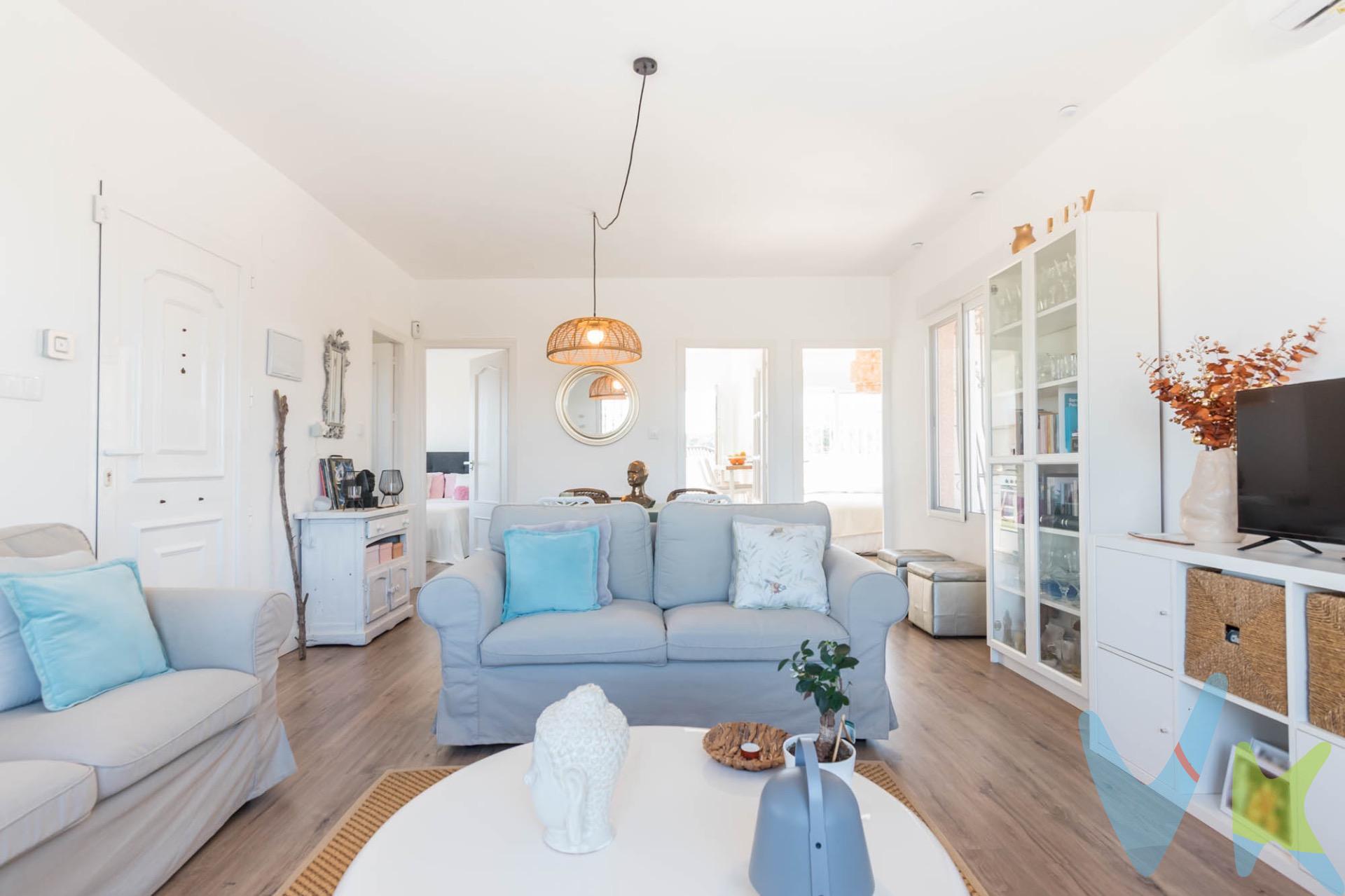 Crea el hogar que siempre has soñado en un rincón tranquilo de Los Periquitos, donde el silencio del campo se mezcla con el canto de los pájaros, en esta finca rústica de 1.300 m², un pequeño paraíso listo para disfrutar, con todas sus edificaciones registradas. La vivienda principal, de 70 m², te recibe con un acogedor salón con chimenea, dos dormitorios, cocina y baño. Desde la cocina, accedes directamente a la piscina, escenario ideal para los días de sol y desconexión. Además, incluye una segunda vivienda de 23 m², totalmente reformada, con salón-cocina, dormitorio y baño, perfecta para invitados, familia o uso turístico. Completa la propiedad un almacén de 20 m², una amplia zona de barbacoa y unas vistas espectaculares que invitan a disfrutar de cada atardecer. Un entorno natural, privacidad absoluta y la tranquilidad de saber que todas las construcciones están legalmente registradas. Si sueñas con vivir rodeado de naturaleza sin renunciar a la comodidad y la seguridad legal, esta finca lo tiene todo para ti. Por mandato expreso del propietario, este inmueble se comercializa en multiexclusiva, lo que garantiza un acceso completo a la información, un servicio profesional y una gestión ordenada, sin interferencias de terceros. Si eres agente inmobiliario y tienes un cliente interesado, estaremos encantados de colaborar. Contáctanos sin compromiso. 🤝 Una compra tranquila y bien acompañada. Al contactar directamente con nosotros, evitarás molestias innecesarias a la propiedad. Nos encargamos de toda la intermediación, facilitándote la documentación, la información necesaria y un trato cercano, claro y sin complicaciones. Te informaremos con total transparencia de todos los aspectos de la compra, incluidos gastos y honorarios de agencia para que tomes decisiones con calma y seguridad. Nuestra forma de trabajar se basa en algo muy sencillo:. Calma → la tranquilidad de comprar tu vivienda con acompañamiento profesional en todo el proceso con nosotros. ℹ️ Información legal. La descripción del inmueble y las imágenes publicadas tienen carácter meramente informativo y no contractual. El precio ha sido fijado por la propiedad y podría sufrir variaciones hasta su formalización en contrato de compraventa. 💰 Gastos de la compra. Impuestos (ITP). Con bonificación: 3 %. Sin bonificación: 7,75 %. Notaría y Registro: aprox. 1.000 €. Honorarios de agencia: 3 % + IVA, con un mínimo de 3.000 € + IVA (No incluidos en el precio de venta). 