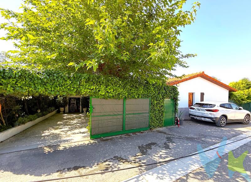 Se vende magnífica huerta en Beire, ideal para disfrutar de la tranquilidad del entorno rural con todas las comodidades.
La finca cuenta con una acogedora casa de campo equipada con chimenea, baño completo, cocina, salón y zona de descanso, lista para entrar y disfrutar desde el primer día.
En el exterior dispone de un amplio porche acondicionado, perfecto para comidas al aire libre, reuniones familiares o momentos de relax durante todo el año. Además, la parcela cuenta con zonas pavimentadas, lo que aporta comodidad y funcionalidad.
El terreno ofrece espacio suficiente para crear una huerta, instalar una zona de recreo, una piscina, un merendero, área de juegos o cualquier proyecto que desees desarrollar.
Una oportunidad ideal para quienes buscan un lugar donde desconectar, disfrutar de la naturaleza y compartir tiempo con familia y amigos, a pocos minutos del núcleo urbano de Beire.