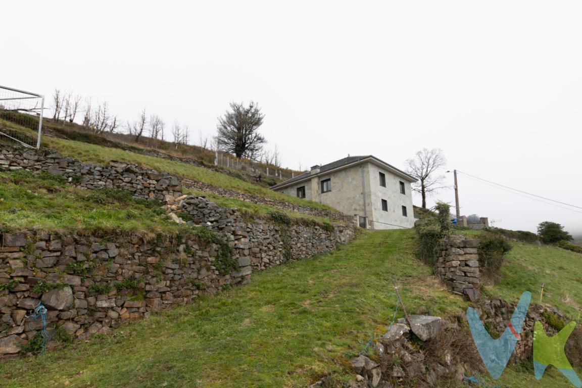 Paraíso Privado en Tineo: Casa + Panera y 21.000m² de Libertad¿Buscas desconexión absoluta o un proyecto de turismo rural de éxito? En Fuentes (Tineo), a 700m de altitud, te espera esta propiedad única con vistas infinitas al valle y aire puro garantizado.El complejo incluye:Ubicada a solo 7km de Navelgas (Pueblo Ejemplar y capital del bateo de oro) con todos los servicios, y a 30 min. de las playas de Luarca. Agua de pozo natural y entorno virgen.Ideal para: Amantes de la montaña, vida autosuficiente o inversión rural.¡Ven a respirar libertad! Contacta ahora.Terreno: 21.000m² de parcelas rústicas rodeando la vivienda, asegurando privacidad total.Panera Asturiana (73m²): Joya tradicional con 2 habitaciones, corredor de madera y bodega. ¡Puro carácter!Casa Principal (123m²): Totalmente reformada. 4 habitaciones luminosas, 2 baños, gran cocina, salón y garaje. Lista para entrar a vivir.Gastos e impuestos no incluidos en el precio. A título orientativo, en segundas transmisiones, el comprador abonará el Impuesto sobre Transmisiones Patrimoniales (ITP). Para consultar los porcentajes del ITP en Asturias puede hacerlo a través de la web oficial de servicios tributarios del Principado de Asturias https://sede.tributasenasturias.es/sites/sede/default/es_ES/Que-quieres-hacer/Transmisiones-Patrimoniales-y-AJD. La base imponible será el mayor valor entre precio de compraventa, tasación o valor de referencia catastral. Gastos de notaría y registro según aranceles variables según precio, número de copias y complejidad.  El comprador escoge libremente notario. El vendedor asume la plusvalía y el resto de gastos son del comprador. Si se precisa hipoteca: Tasación, condiciones y costes bancarios según entidad elegida por el comprador; así como los gastos de gestoría y cualesquiera otros inherentes a la formalización de la compraventa. De acuerdo con la ley, no se incluyen en el precio otros gastos o tributos que legalmente correspondan al comprador. Honorarios de intermediación inmobiliaria a cargo del vendedor y honorarios de mediación inmobiliaria del 2% más I.V.A. con un mínimo de 2.000 + IVA a cargo del comprador. El consumidor tiene derecho, conforme a la normativa vigente, a disponer de información y documentación adicional relativa al inmueble y condiciones de la compraventa, accesible en la sede física o mediante correo electrónico de la Agencia cuyos datos de contacto aparecen en la página web. La agencia actúa exclusivamente como intermediaria en la operación. Cualquier compraventa y sus condiciones quedan sujetas en todo caso a la aceptación expresa del vendedor del inmueble y a la posterior formalización del correspondiente contrato. El presente anuncio tiene carácter meramente informativo; la información suministrada se corresponde con la disponible a la fecha de publicación, pudiendo variar en función de las circunstancias o actualizaciones legales, contractuales y fiscales.
