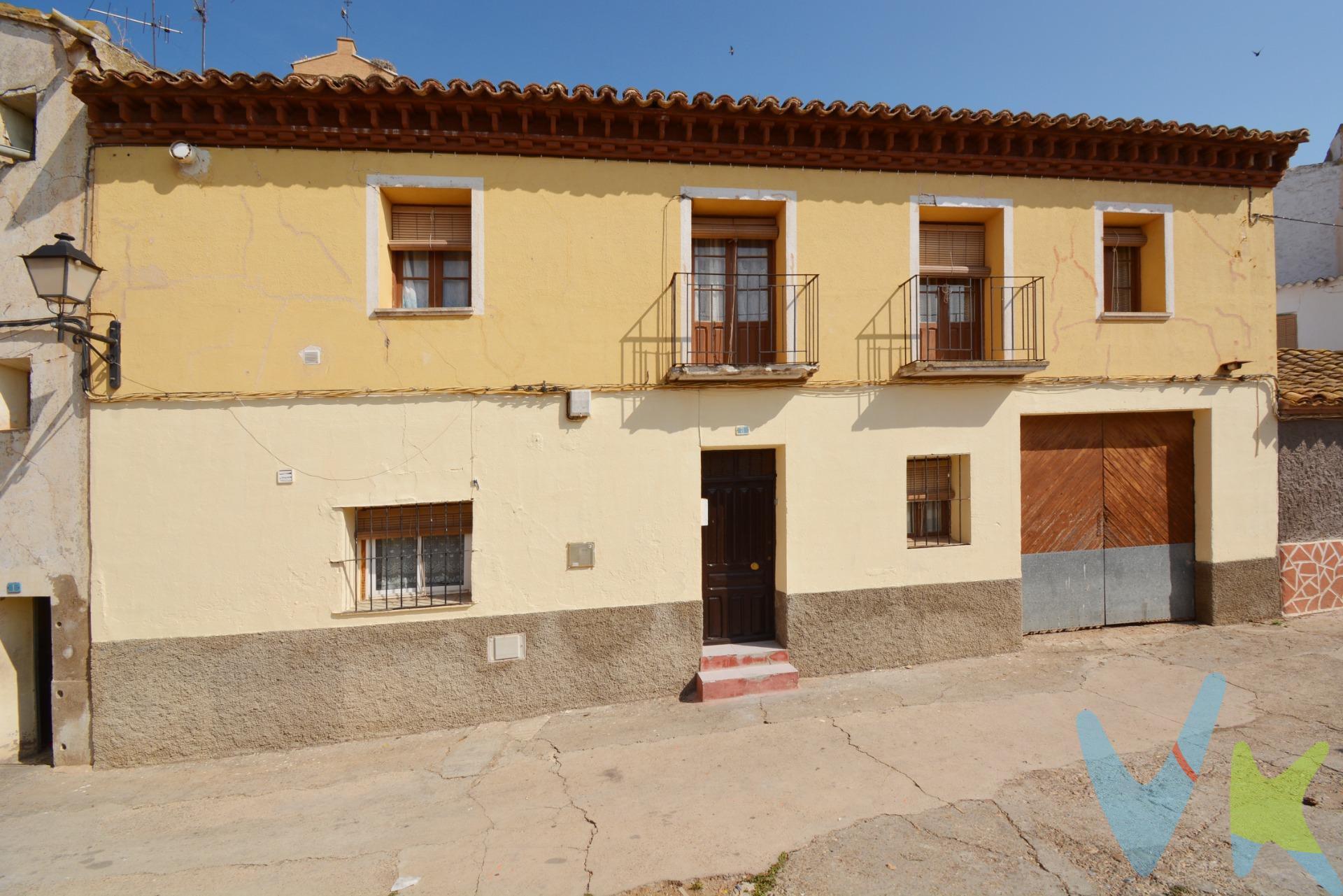 CASA EN GALLUR PARA ENTRAR A VIVIR - C/ SAN ANTONIO. Casa con corral de 296 m² de superficie construida y 267 m² de superficie útil. Distribuida en dos plantas. PLANTA BAJA: . - Salón-cocina. - Baño completo con ducha. - Dormitorio. - Almacén dividido en 2 espacios con unos 53 m² en total. - Corral con GARAJE de unos 79 m². . PRIMERA PLANTA:. - Cocina. - Salón con balcón. - 1 dormitorio con balcón. - 1 dormitorio con ropero.  . - TERRAZA de 22 m² con vistas al corral. - Aseo en terraza. - Buhardilla de 45 m² con desván de 13 m². . La primera planta cuenta con 170.48 m² de superficie útil y la segunda planta con 134.80 m² útiles.  Suelos de baldosa, puertas y ventanas de madera. Si estas buscando vivienda en uno de los pueblos más históricos de La Ribera Alta del Ebro, no dudes en valorar esta estupenda casa con  todas las ventajas de vivir en una casa independiente, de pueblo y con todos los servicios. Este pueblo cuenta con parada de tren, además de autobuses a varias poblaciones cercanas de las Cinco Villas. Hay centro de salud, colegio y comercios de todo tipo. No te pierdas nuestro reportaje fotográfico y el tour 360º que tenemos preparado para ti. Y SI QUIERES ASESORAMIENTO FINANCIERO SIN COMPROMISO, CONSULTA CON NOSOTROS. BUSCAMOS SOLUCIONES🏡,. ENCONTRAMOS HOGARES💙