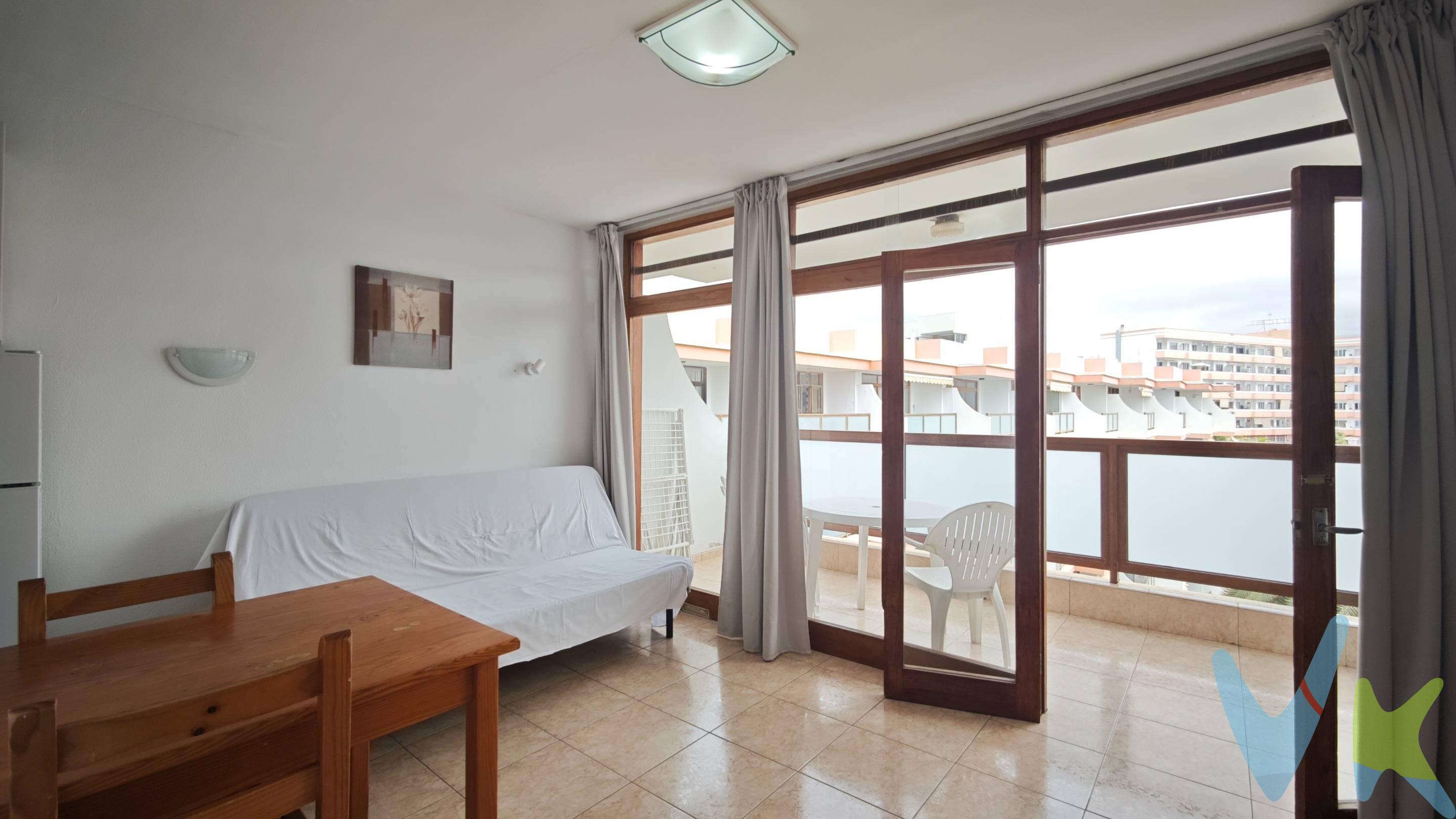 Se vende apartamento de 43 m²  situado en la última planta con ascensor del conocido Complejo Australia, en pleno corazón de Playa del Inglés. Su excelente ubicación permite disfrutar de todos los servicios a pocos pasos: a tan solo 1 minuto del Centro Comercial Yumbo y a 5 minutos de un agradable paseo para llegar a la playa del Inglés, con restaurantes, supermercados, zonas de ocio y comercios en los alrededores. El complejo dispone de piscina comunitaria, ideal para disfrutar del clima privilegiado del sur de Gran Canaria durante todo el año, 362 días de sol. Actualmente, el apartamento se encuentra en explotación hasta el 30 de marzo, generando unos buenos ingresos brutos mensuales desde el primer día, así como para familias o parejas que deseen asegurar ingresos constantes en un destino de alta demanda durante todo el año. Tanto si buscas una inversión segura como una futura residencia vacacional es tu oportunidad de compra en una de las zonas más demandadas del sur de Gran Canaria, ya que esta propiedad reúne ubicación, servicios, vistas y rentabilidad. ¡Agenda tu visita!. 
