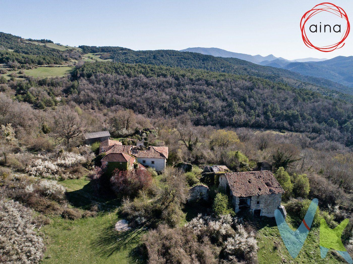 Situado en el valle de Esteribar a 25 mn de Pamplona, pasado el pueblo de Larrasoaña en el vertiente derecho de la N.135, entre los núcleos urbanos de Setoain y Errea, nos encontramos con este pueblo abandonado y su coto redondo de aprox 300 ha de monte, bosque y prados.  Está situado muy cerca del Camino de Santiago.  Es un pueblo en ruinas, totalmente deshabitado, con una iglesia  y con unos edificios en ruina.  Allí ha vivido gente durante siglos, y la huella de tantos años de presencia humana está allí, a la vista. La huella son esos edificios, algunos de ellos con cientos de años de antigüedad. Se trata de una iglesia que perteneció a la Colegiata de Roncesvalles, de dos soberbios edificios y de otros pequeños edificios destinados a servicios, como corrales, almacenes, etc.  Dentro de lo que es la arquitectura rural pocos edificios hay en Navarra con la calidad arquitectónica que exhibe uno de estos edificios que todavía quedan en pie.  Zai es hoy en día simplemente una finca para usos agroganaderos. Es también un coto de caza menor.  Dispone de agua de pozo y manantial. Se ha hecho unos estudios con un plan forestal para sacar la madera existente, convertir la finca en una finca ganadera con 128 has de pastos, o con una actuación mixta. El aprovechamiento de la madera existente es de unos 566.000 €.  .  Entorno natural bellísimo con rutas de senderismo...  .  Datos meramente informativos, sin valor contractual. Impuestos y gastos de transmisión no incluidos.  . 