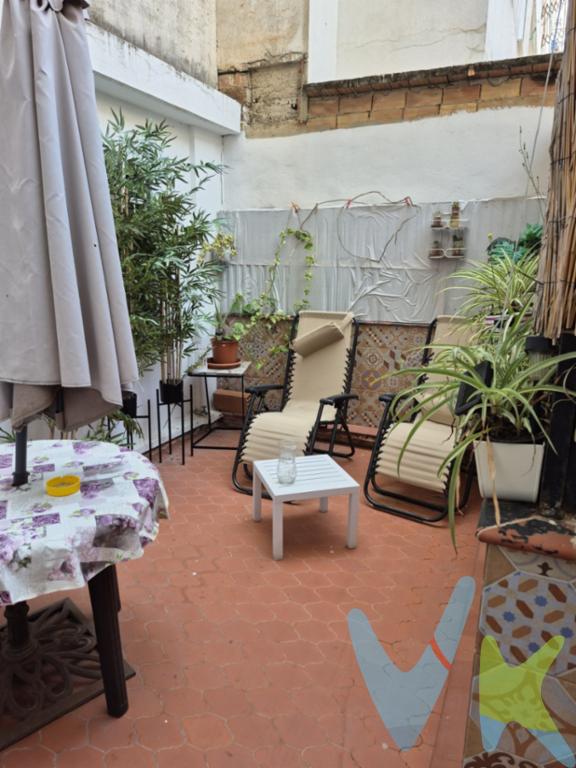 Vendemos piso en calle Alejandra Soler, situado en una finca con ascensores nuevos y patio adaptado para personas con movilidad reducida.Hablamos de una vivienda única dividida en dos unidades independientes de 40 m2 y 70 m2 aproximadamente.La unidad más pequeña, muy graciosa, tiene aire acondicionado con bomba de calor, una habitación con cocina, baño completo y terraza de uso exclusivo de 22 m2 aproximadamente. Cuenta con antena de tv, calentador eléctrico y preinstalación para la lavadora. Perfecto para una pareja o una persona sola, o para una unidad familiar que quiera contar con dos espacios independizados dentro de un mismo piso.La unidad más grande dispone de un potente aparato de aire acondicionado con bomba de calor, antena tv y lavadora.Esto piso tiene una cocina-comedor con balcón de 6 m2 aproximadamente, una habitación exterior con sofá-cama, tv y ventilador de techo, así como una gran habitación principal completamente amueblada, con tv y ventilador. El baño, espacioso, tiene un calentador eléctrico de última generación. Este piso es ideal hasta para cuatro personas.Existe la opción de comprar con el mobiliario y los electrodomésticos incluidos.  Si deseas visitarlo, no lo dudes más y llámanos.  *Gastos e impuestos no incluidos en el precio.*Este anuncio tiene carácter meramente informativo.De haber un plano, este será puramente orientativo y no vinculante.  