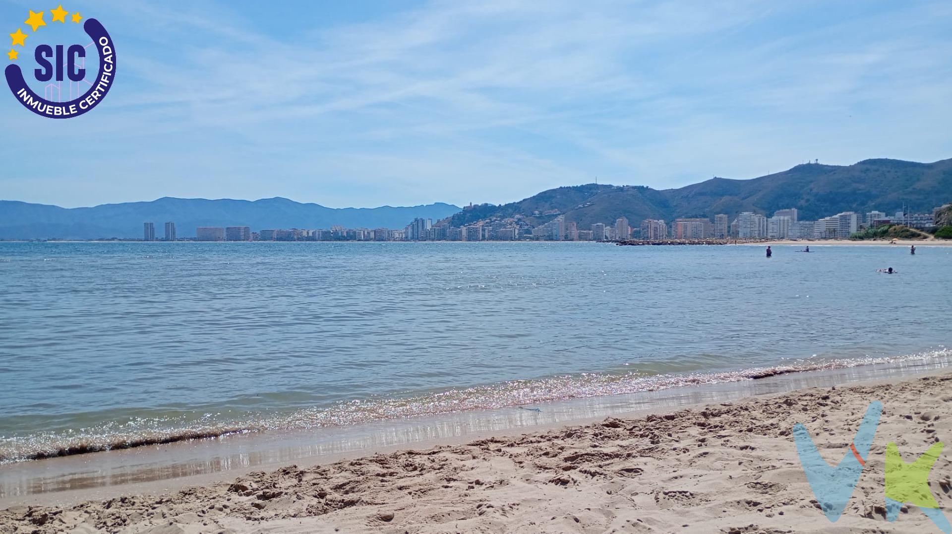 Una oportunidad única para crear un hogar exclusivo en un entorno incomparable. Descubre esta magnífica parcela urbana de 778 m² situada en la exclusiva urbanización Bona Vista de Cullera, un entorno privilegiado donde la tranquilidad, la naturaleza y la calidad de vida se unen a la perfección. Ubicada en una de las zonas residenciales más demandadas de Cullera, y a escasos minutos de la playa, esta parcela ofrece el espacio ideal para construir el chalet de tus sueños, una vivienda moderna con piscina, amplias terrazas o incluso un proyecto de inversión con enorme potencial. La urbanización Bona Vista destaca por su ambiente residencial de alto nivel, seguridad y excelentes comunicaciones. Además, cuenta con zonas deportivas y pistas de pádel, jardines y espacios ideales para disfrutar en familia. A tan solo unos minutos encontrarás todos los servicios necesarios: supermercados, colegios, restaurantes, acceso rápido a la autovía y las espectaculares playas de Cullera. La zona combina la tranquilidad de vivir rodeado de naturaleza con la comodidad de tener todo cerca. Cullera es uno de los rincones más bonitos del Mediterráneo valenciano, famosa por sus extensas playas de arena fina, su clima privilegiado durante todo el año, su gastronomía y sus impresionantes paisajes entre mar, montaña y arrozales. Vivir aquí significa disfrutar de amaneceres junto al mar, paseos infinitos y una calidad de vida excepcional. 