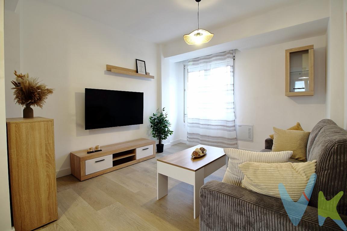 ¡Descubre tu nuevo hogar en Gijón a escasos 5 minutos a la Playa del Arbeyal. Presentamos un extraordinario piso, reformado completamente a estrenar, ubicado en la tranquila y bien conectada zona de La Calzada, una de las áreas más demandadas de la ciudad. Este inmueble está disponible en venta y es una oportunidad única que no querrás dejar pasar.Este piso ofrece un espacio optimizado con una superficie útil de 55 metros cuadrados y una superficie construida de 65 metros cuadrados. Ubicado en la planta quinta de un edificio construido en 1963 El edificio cuenta  con ascensor ( entre-planta), lo que asegura un acceso cómodo y sin esfuerzo a tu nuevo hogar.El interior de la vivienda está distribuido en tres habitaciones amplias, que ofrecen el espacio perfecto para una familia o para quienes buscan un lugar donde instalar un despacho o una habitación de invitados. Estas estancias están diseñadas para maximizar la luz natural, creando ambientes acogedores y cómodos para todos los miembros del hogar.Nada más entrar, nos llenamos de una sensación acogedora. La distribución de los espacios ha sido cuidadosamente planificada para asegurar la funcionalidad y el confort. Las zonas comunes del piso ofrecen un entorno ideal para relajarse después de un largo día o para recibir a amigos y familiares.La cocina es práctica y funcional, perfecta para los amantes de la culinaria que buscan disfrutar de preparar sus platos favoritos. Su diseño facilita las tareas diarias, haciendo que cocinar se convierta en una experiencia placentera.Las opciones de transporte en la zona son excelentes. La Calzada está bien conectada con el resto de Gijón, gracias a varias líneas de autobuses cercanas que te mantendrán conectado con cualquier punto de la ciudad. Ya sea que te desplaces por motivos de trabajo o por actividades de ocio, vivir aquí te garantiza la comodidad de tener todo a un paso.Además, la localización se encuentra en un área que ofrece todos los servicios esenciales y opciones de ocio. Desde supermercados y tiendas locales hasta cafeterías y espacios de recreación, este vecindario ofrece todo lo que necesitas para una vida cómoda y agradable y a tan solo unos minutos de la playa del ArbeyalLa cercanía a colegios y centros educativos es otro de los puntos fuertes para familias con hijos en edad escolar, así como para aquellas personas que buscan un entorno tranquilo y seguro en el que establecerse.Esta propiedad es la opción perfecta para quienes busquen un hogar acogedor en una de las zonas con mayor proyección de Gijón. No dejes pasar la oportunidad de visitarlo y descubrir personalmente todos los encantos que este piso tiene para ofrecer. Convierte esta excelente vivienda en tu futuro hogar y empieza a disfrutar de una calidad de vida superior en uno de los barrios más dinámicos y bien conectados de la ciudad.Ponte en contacto hoy mismo para concertar una visita. Descubre cómo este piso en La Calzada puede ser la mejor elección para tu nuevo inicio. ¡Te esperamos!En el precio no van incluidos ni impuestos ni gatos de notaria y registro.