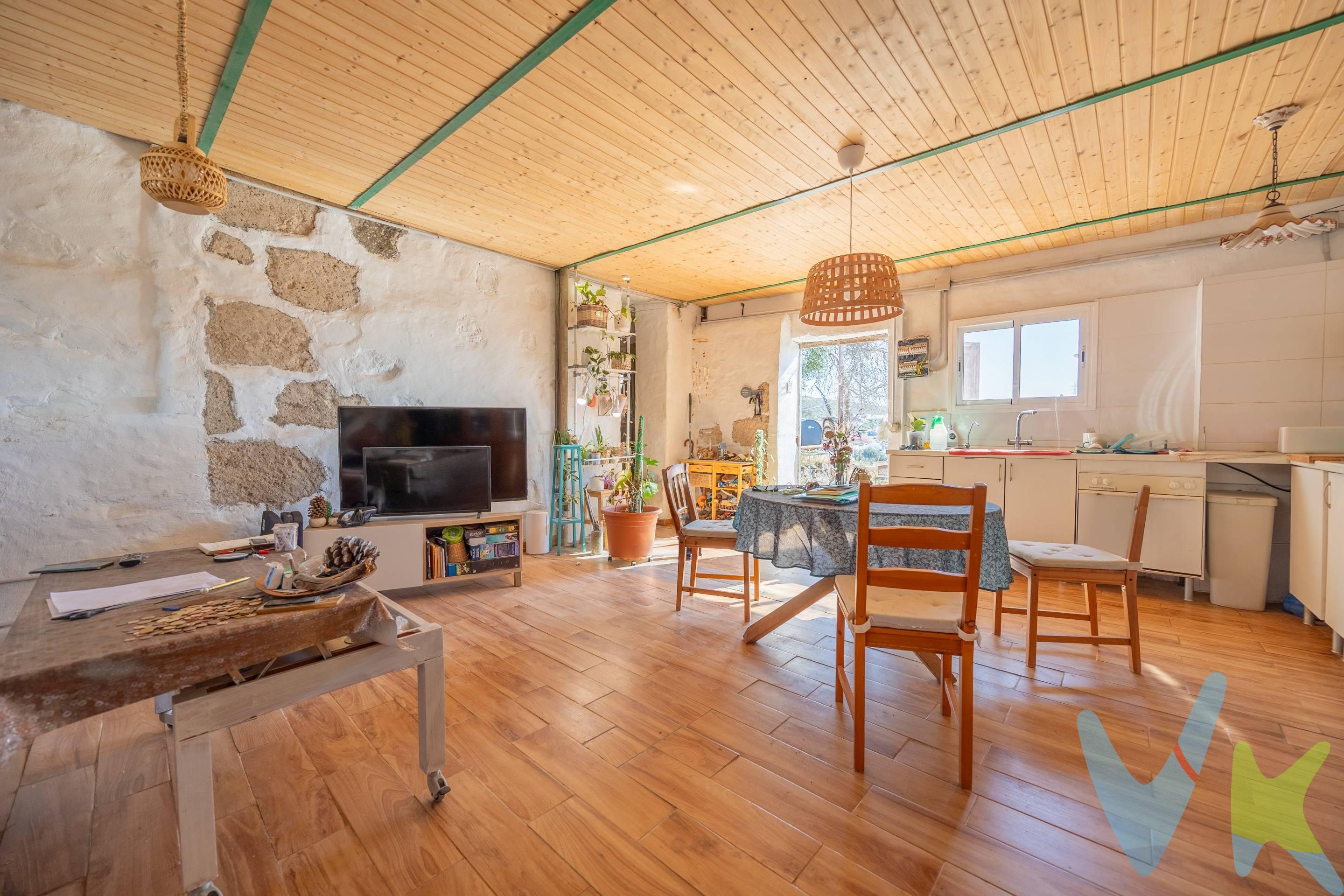 En el corazón de Marzagán (Las Palmas de Gran Canaria) se encuentra esta finca única de 13.000 m², una propiedad con un enorme potencial que no aparece todos los días en el mercado. Un espacio amplio, privado y lleno de posibilidades, donde la tranquilidad del entorno se combina con la cercanía a la ciudad. Dentro de la finca se ubican cuatro viviendas independientes, lo que la convierte en una opción ideal tanto para quienes buscan un gran hogar familiar como para quienes desean un proyecto con visión: vivir y rentabilizar, crear un espacio para varias generaciones o desarrollar una inversión con múltiples usos. Aquí, cada rincón invita a imaginar: zonas ajardinadas, áreas de descanso, cultivo, animales, eventos, o simplemente el placer de disfrutar de un terreno amplio en una ubicación estratégica, con acceso cómodo y buena conexión con Las Palmas. Una finca que ofrece algo difícil de encontrar hoy: espacio, privacidad y varias viviendas en una misma propiedad, en un enclave con encanto propio. Si buscas una propiedad especial, con alma y con futuro, esta puede ser la oportunidad que estabas esperando. Solicita más información y descubre todo lo que esta finca puede ofrecerte.