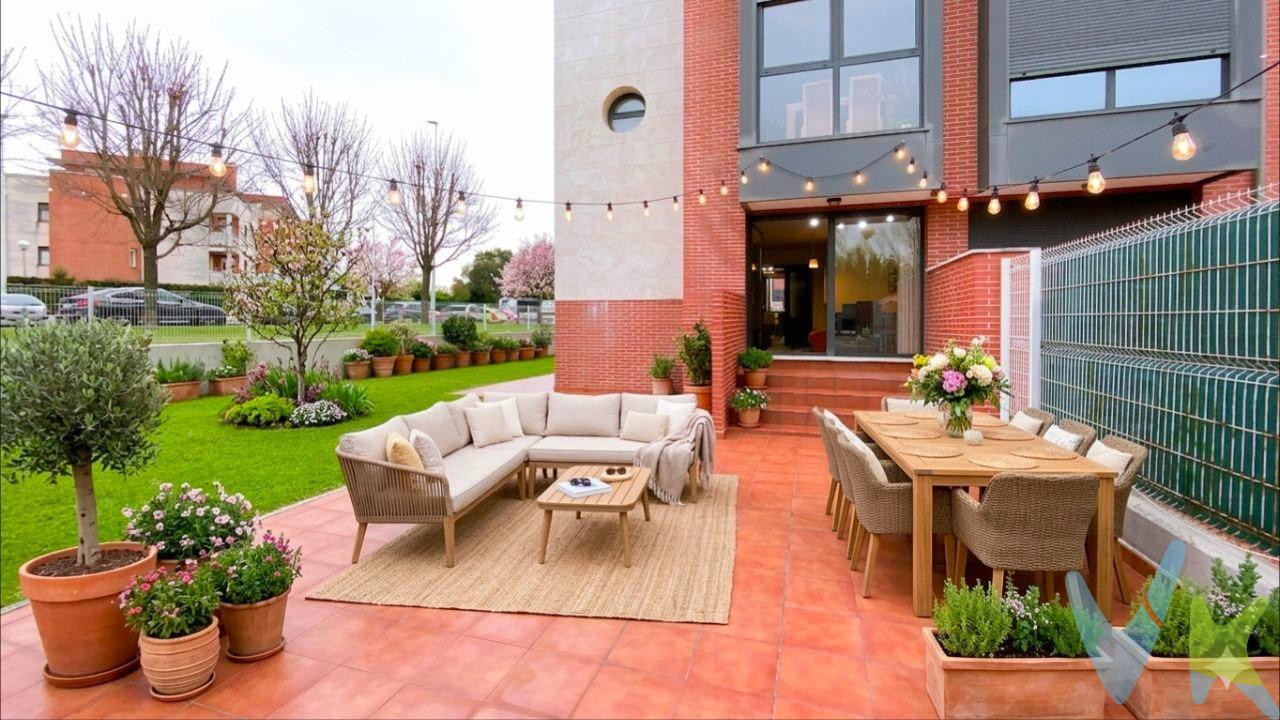 Descubre este estupendo bajo con jardín en Soto de la Marina, junto a Santander, dentro de una urbanización tranquila y con todos los servicios al alcance. supermercados, farmacia, instalaciones deportivas y parada de autobús municipal de Santander y de Bezana a pocos pasos. Playas de la Virgen del Mar y San Juan de La Canal apenas a 5 min en coche, y a menos de 10 min de las Playas del Sardinero🌊. Con una superficie construida de 81 m² y útil de 72 m². La propiedad cuenta con dos amplios dormitorios con armarios empotrados, además, incluye un baño completo equipado con bañera y zona separada de wc. Disfruta también de una cocina amplia equipada con modernos electrodomésticos, incluyendo horno y microondas, que conecta con una zona de lavadora y acceso al jardín. El espacioso salón-comedor está adornado por un elegante sofá chaise-longue que conecta directamente a tu jardín privado: un espacio verde donde podrás disfrutar del aire libre rodeado en el césped bien cuidado.. ¡perfecto para tus momentos familiares! . Además cuenta con un generoso garaje y un amplio trastero con estanterías y gran almacenamiento. No pierdas esta oportunidad única; ven a visitarlo. ¡Contáctanos y agenda tu visita!. 📅 Dada la demanda actual, las visitas se realizarán exclusivamente en jornadas programadas y siguiendo un riguroso orden de contacto. Se sugiere máxima antelación para garantizar disponibilidad en los horarios establecidos. Nota: El acceso a la visita está sujeto al cumplimiento previo de los requisitos imprescindibles y disponibilidad del equipo comercial. TRANSPARENCIA GESTIÓN INMOBILIARIA:. - Sujeto a decisión última del cliente propietario. - Al precio se añadirán Impuestos, gastos de Notaría, registro y honorarios. - Consultar resto de condiciones. 