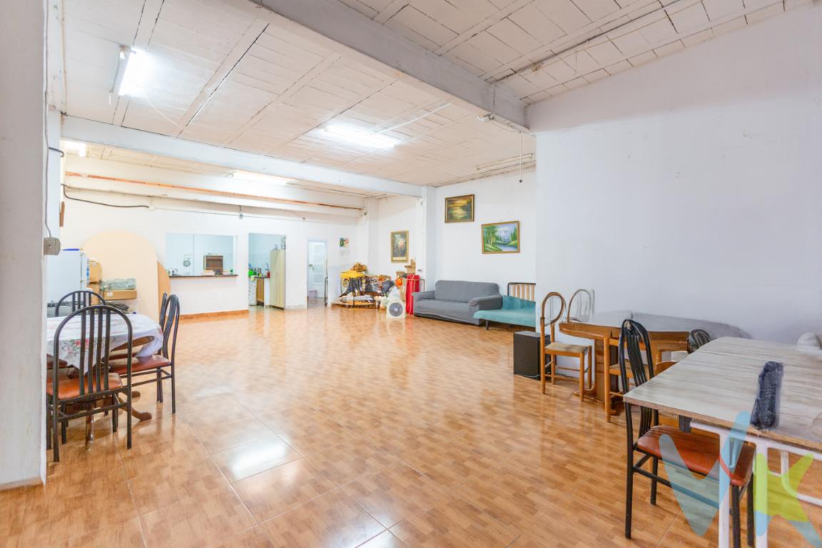 ✨ Edificio con alma y futuro en el corazón de Alcàsser ✨En una de las calles más vivas de Alcàsser, se alza este edificio singular que espera una nueva historia que contar. Actualmente compuesto por dos locales comerciales con acceso directo desde la calle, el inmueble ofrece un presente activo... y un futuro lleno de posibilidades.Pero lo que realmente lo hace especial es su enorme potencial: sobre su sólida estructura, se puede edificar hasta cuatro viviendas, creando así un espacio perfecto para un proyecto de vida o inversión con carácter. Imagina apartamentos con luz natural, balcones que respiran el alma del pueblo y la comodidad de tener todo a un paso.Este edificio no es solo ladrillo y hormigón: es una oportunidad para soñar, crear y crecer. Ya sea que quieras abrir un negocio, desarrollar viviendas o combinar ambas opciones, aquí encontrarás un lienzo en blanco con los cimientos ya preparados.Alcàsser, con su equilibrio perfecto entre tradición y modernidad, te ofrece el entorno ideal para hacer realidad ese proyecto que llevas tiempo imaginando. __________________  Nuestro servicio con cada uno de nuestros clientes es en exclusividad, por lo que nosotros le garantizamos un servicio de calidad y sencillo sin interferencias de terceros, nuestra inmobiliaria trabaja con exclusividad compartida, por lo que estaremos encantados de colaborar con cualquier agencia o particular que esté interesado en el inmueble. Por ese motivo, se ruega no molestar al propietario o inquilinos de la propiedad. Si usted es un posible cliente o agente inmobiliario, interesado en esta propiedad, no dude en llamarnos a nosotros, estaremos encantados de colaborar. El precio indicado no incluye los honorarios de intermediación inmobiliaria, que deberán ser abonados por el comprador de forma independiente.