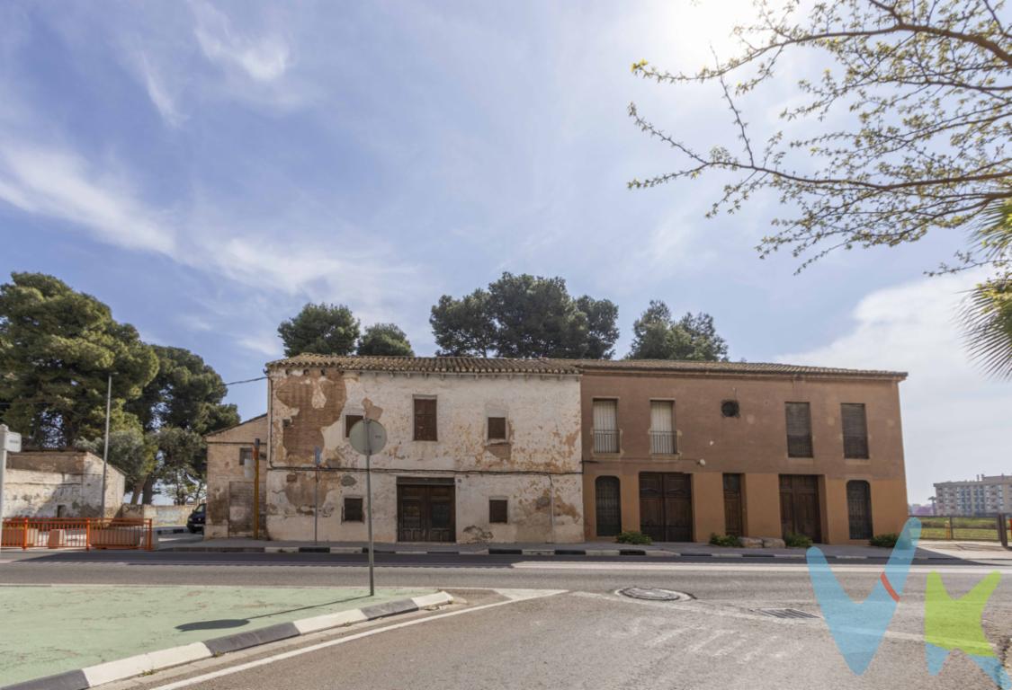 Casa con valor histórico en MelianaEsta propiedad se sitúa en una ubicación estratégica en la Huerta de Valencia, con fachada directa a la antigua carretera de Barcelona y emplazada en el término municipal de Meliana. Se trata de una edificación del año 1888 que cuenta con una superficie construida de 904 metros cuadrados, de los cuales 800 metros cuadrados son útiles, ofreciendo una volumetría singular y espacios de dimensiones poco frecuentes en el mercado actual. La relevancia arquitectónica del inmueble está formalmente reconocida, ya que la vivienda se encuentra protegida por el Catálogo de Bienes del Plan General de Ordenación Urbana (PGOU) de Meliana, lo que garantiza la preservación de su estructura y elementos históricos.Configuración y Distribución de los InmueblesLa propiedad se compone de dos edificaciones diferenciadas que suman los 908 m² construidos. La primera construcción se desarrolla en planta baja y planta alta. La segunda edificación presenta una configuración técnica mixta: la planta baja alberga dos almacenes de uso versátil, mientras que en la planta alta se sitúan dos pisos independientes.Entorno, Parcela y ExterioresLa propiedad está rodeada por una superficie de terreno que suma metros adicionales al espacio vital, incluyendo una zona de jardín consolidada. La ubicación en la zona de huerta permite vistas despejadas y una exposición solar directa en sus cuatro orientaciones. La fachada a la antigua carretera de Barcelona facilita la identificación visual y el acceso rodado. Pese a su entorno rural y tranquilo, la conexión con núcleos urbanos es eficiente; el inmueble se encuentra próximo a paradas de autobús y a la red de Metrovalencia, conectando el municipio de Meliana con el centro de Valencia en aproximadamente 15 minutos.Valor de Inversión y Protección PatrimonialLa inclusión de esta vivienda en el Catálogo de Bienes del Plan General de Meliana le otorga un valor patrimonial regulado. Representa una oportunidad para perfiles que busquen una sede corporativa, un proyecto de restauración o una inversión en patrimonio histórico recuperable.Para obtener documentación técnica adicional sobre el nivel de protección de la finca o para coordinar una inspección técnica de la estructura, contacte con nuestra oficina. Estamos a su disposición para agendar una visita presencial y facilitar los planos detallados del inmueble.No deje pasar esta oportunidad única en el mercado. Contacte con nosotros para programar una visita y descubra todo lo que esta magnífica casa adosada tiene para ofrecer. ¡Le esperamos!Se muestra a título informativo y no contractual. El precio no incluye lo siguiente: Honorarios de la agencia inmobiliaria, impuestos (IVA, ITP) y otros gastos de la Compraventa (notaria, gestoría y registro).