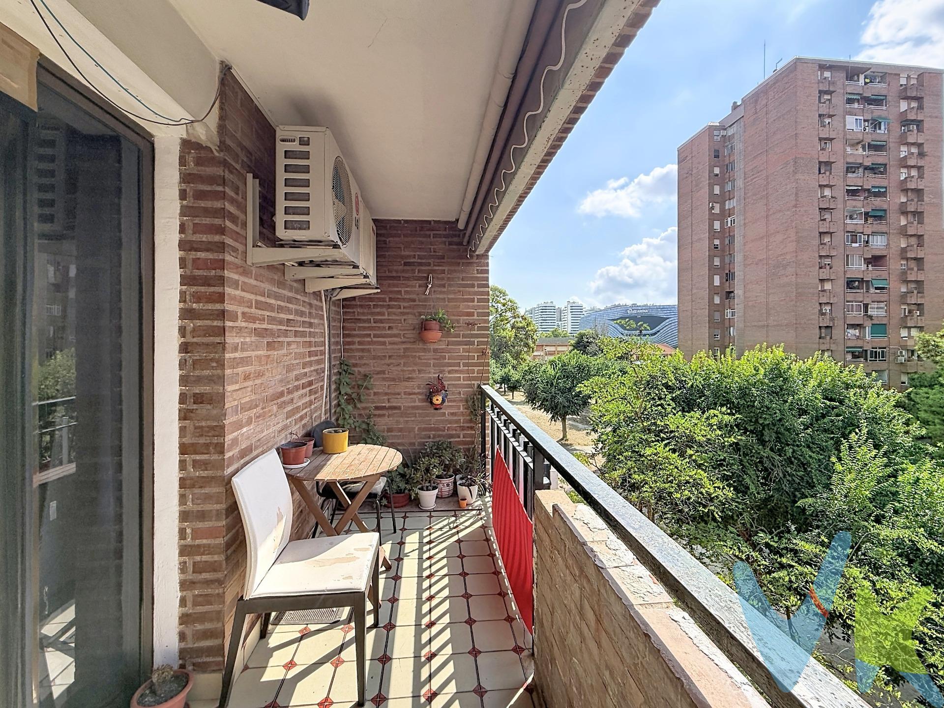 Piso de 127 m2 situado en un 4o piso (sin ascensor) en calle Paco Piera, en la zona de Ruzafa / Fuente de San Luis, con un balcón desde el que se disfrutan unas vistas privilegiadas al Roig Arena. Una vivienda con mucho carácter y, sobre todo, con un enorme potencial de revalorización. Cuenta con vestíbulo, cocina, comedor-estar, solana, 4 amplias habitaciones, baño reformado, aseo y galería, con posibilidad de habilitar un segundo baño completo. Las carpinterías exteriores e interiores ya están renovadas, lo que garantiza buen aislamiento y confort desde el primer día. El suelo es de origen, aportando ese carácter auténtico tan buscado en pisos con historia. La cocina necesita una pequeña puesta a punto, y el amplio salón ofrece la posibilidad de dividirse en dos habitaciones adicionales, convirtiendo la vivienda en un piso de hasta 6 habitaciones. Por eso es una opción especialmente interesante para inversores que busquen maximizar la rentabilidad mediante alquiler por habitaciones. ¿Te interesa? Contáctanos y te lo enseñamos personalmente. . VENTA:. PVP 259.900€. Gastos e impuestos no incluidos en el precio. La compra conlleva impuestos y gastos de formalización para el comprador. A título orientativo se informa que en segundas transmisiones el ITP con carácter general en Valencia es del 9%, pudiendo existir otros tipos impositivos atendiendo a las circunstancias personales del comprador u otras circunstancias previstas legalmente. Base imponible del impuesto el mayor valor entre el precio de compraventa, la tasación o el valor de referencia catastral. En cuanto a los gastos de notaría y registro, en su caso, suelen oscilar aprox. entre 1,5% y 2,5% (aranceles variables según precio, n.º de copias y complejidad). El comprador elige notario. Si el comprador precisase de hipoteca: tasación, condiciones y costes bancarios serán según entidad elegida por el comprador, así como los gastos de gestoría, y cualesquiera otros gastos inherentes a la formalización de la compraventa que legalmente correspondan a la parte compradora, salvo pacto expreso en contrario con el vendedor. El consumidor tiene, conforme a la normativa vigente, a su disposición información y documentación adicional relativa al inmueble y condiciones de la compraventa, que podrá ser consultada en C/Joaquín Costa 4, bajo 46005 Valencia o urbe2@remax.es. Honorarios de mediación inmobiliaria a cargo del COMPRADOR: (3% del precio final de venta más IVA (21%), salvo otro pacto.); y de VENDEDOR (según acuerdo con el mismo). Se informa al consumidor que la agencia actúa como intermediaria inmobiliaria en la operación, estando cualquier eventual compraventa y sus condiciones sujeta a la aceptación expresa del propietario-vendedor y a la posterior formalización del correspondiente contrato.