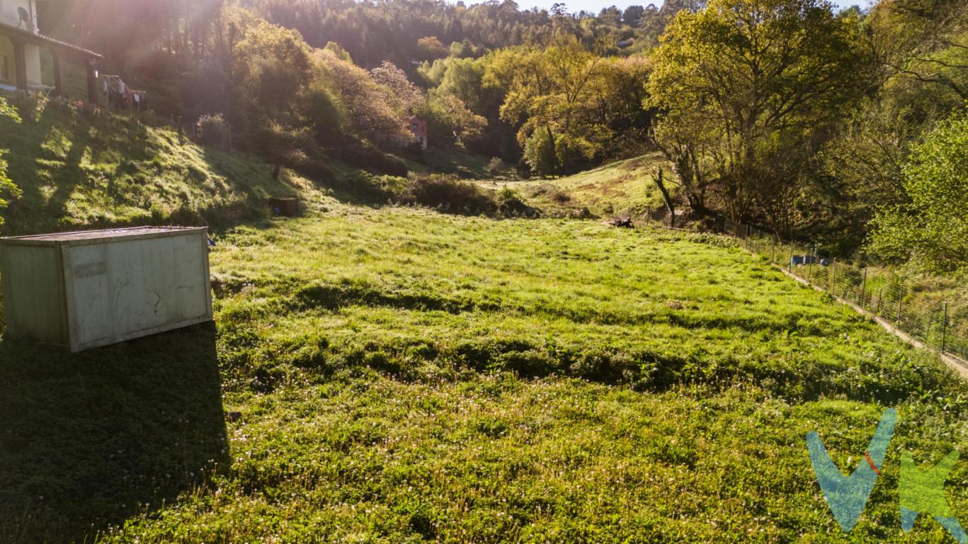  En la hermosa ciudad de Gijón, se encuentra disponible para la venta una impresionante finca de 2.500 m2 en la zona de La Pedrera. Esta amplia parcela ofrece la oportunidad de construir la casa de tus sueños, con un terreno edificable de 300 metros cuadrados.Con una ubicación privilegiada, esta finca es ideal para aquellos que buscan un lugar tranquilo y exclusivo para establecer su hogar. La finca está completamente cerrada, lo que brinda privacidad y seguridad a sus futuros dueños.Imagina despertar cada mañana en un entorno natural y tranquilo, rodeado de vegetación y con vistas espectaculares. Esta finca ofrece la posibilidad de crear un espacio único, adaptado a tus gustos y necesidades.Con todos los servicios necesarios a poca distancia, esta ubicación combina lo mejor de la vida rural con la comodidad de la ciudad. Podrás disfrutar de la tranquilidad de la naturaleza sin renunciar a la cercanía a colegios, centros comerciales y otras comodidades.No pierdas la oportunidad de visitar esta finca y descubrir todo su potencial. Con un terreno edificable tan amplio, las posibilidades son infinitas. Desde diseñar una casa moderna y vanguardista hasta crear un jardín exuberante y lleno de vida, el límite está en tu imaginación.Si estás buscando un espacio donde construir la casa de tus sueños o simplemente invertir en un terreno con gran potencial de revalorización, esta finca es la opción perfecta. Su ubicación privilegiada y sus características únicas la convierten en una oportunidad única en el mercado inmobiliario de Gijón.No dejes pasar la oportunidad de visitar esta finca y enamorarte de su paisaje y posibilidades. Contáctanos ahora para concertar una visita y descubrir todo lo que este lugar especial tiene para ofrecer. ¡No te arrepentirás de conocer esta finca única en su clase en la zona de La Pedrera!En el precio final, no están incluidos el 8% de Impuesto de Transmisiones Patrimoniales, ni los gastos de Notaría y Registro. 