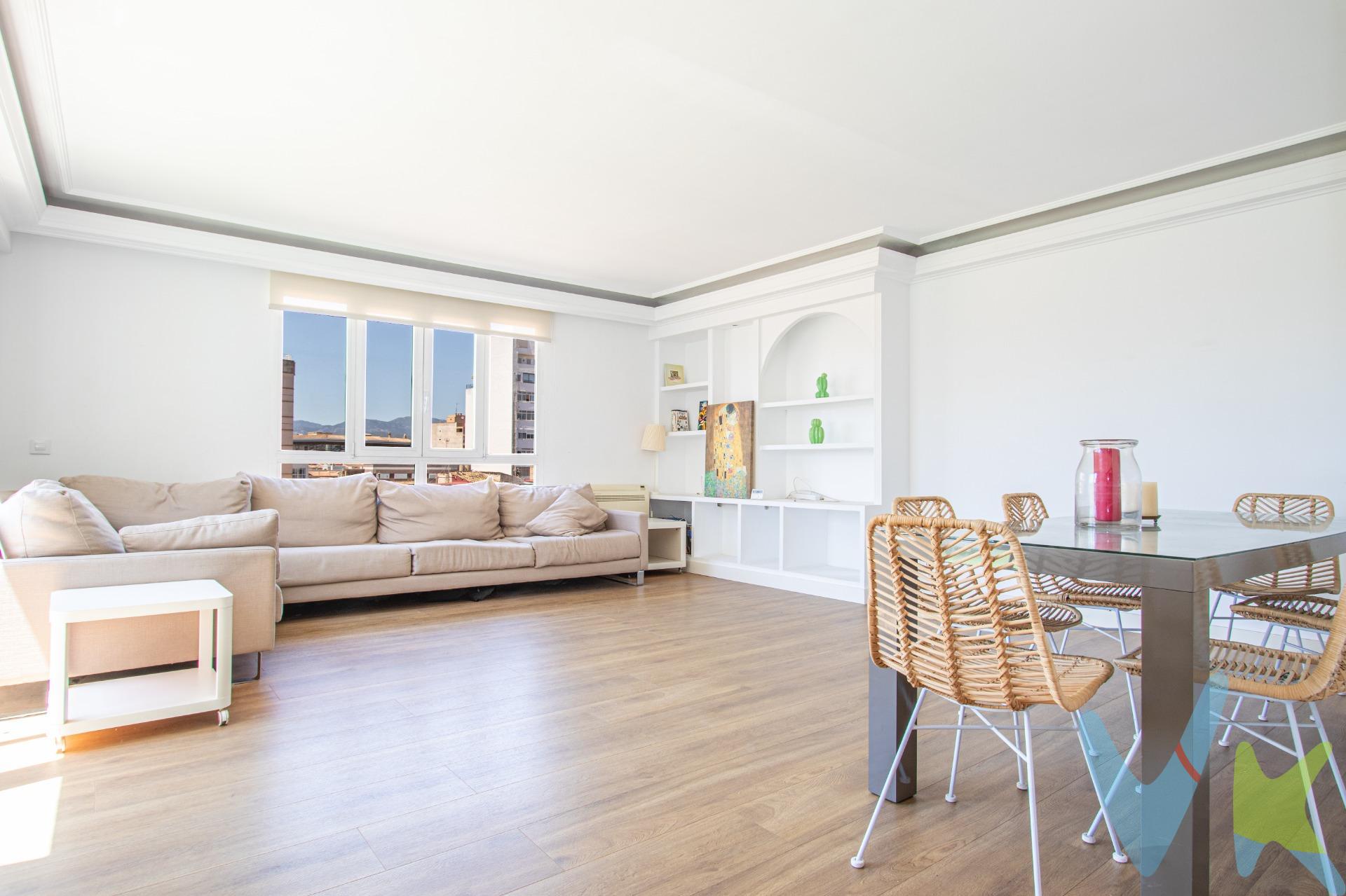 . ¿Siente que su hogar actual se le ha quedado pequeño? Descubra este impresionante ático de 143 m² ubicado en el corazón de Foners, una de las zonas con más proyección de Palma. Esta propiedad es la respuesta para aquellas familias que buscan dar el salto a una vivienda de categoría superior, donde el espacio, la luz y la ubicación se fusionan a la perfección. Un espacio diseñado para la vida familiar. Ubicado en la última planta de una finca cuidada con ascensor, este ático destaca por una distribución pensada para el confort. Cuenta con 5 dormitorios amplios, ideales para familias numerosas o para quienes necesitan despachos independientes para teletrabajar. Dispone de 2 baños completos (el principal configurado como una elegante suite) y un práctico aseo de cortesía. El corazón de la casa es su salón-comedor de grandes dimensiones, inundado de luz natural, que invita a compartir momentos inolvidables. La cocina, totalmente equipada, es lo suficientemente espaciosa como para incluir una mesa de comedor diario, convirtiéndose en el centro neurálgico del día a día. El lujo de vivir en el exterior. El verdadero tesoro de esta propiedad son sus dos terrazas en planta de unos 20 m² cada una. A diferencia de otros áticos, aquí el espacio exterior está al mismo nivel que la vivienda, permitiendo una conexión fluida. Imagine desayunar al aire libre o disfrutar de las noches de verano mallorquinas en su propio oasis privado. Ubicación Estratégica: Ciudad y Playa. La ubicación es, sencillamente, inmejorable. La zona de Foners ofrece el equilibrio perfecto:. A un paso del Casco Antiguo: Disfrute de la riqueza cultural, las tiendas de lujo y la gastronomía del centro de Palma dando un agradable paseo. Proximidad a la Playa: A pocos minutos a pie de la playa de Can Pere Antoni y del Paseo Marítimo, ideal para hacer deporte o disfrutar del mar a diario. Conexiones de primera: Salida rápida a la Vía de Cintura y excelente servicio de transporte público, rodeado de todos los servicios esenciales (colegios de prestigio, centros médicos y supermercados). Calidad y Soluciones de Aparcamiento. La vivienda está lista para entrar a vivir, equipada con carpintería exterior de PVC con Climalit, calefacción por gas ciudad y aire acondicionado por splits en todas las estancias (excepto cocina). Sabemos que la comodidad es prioritaria, por ello, la propiedad incluye una plaza de parking ubicada en la finca colindante. Además, para familias con más de un vehículo, ofrecemos la posibilidad opcional de adquirir una segunda plaza de parking por 40.000€. Información legal y transparencia:. El precio de venta indicado no incluye el Impuesto de Transmisiones Patrimoniales (ITP), que será orientativamente del 8,62 %, ni los gastos notariales y registrales, estimados orientativamente en un 2 % del valor de la compraventa, los cuales deberán ser abonados por la parte compradora al firmar la correspondiente escritura pública. El importe de los impuestos se calcula sobre el precio final que conste en la escritura pública y puede variar en función de la normativa aplicable, así como de las subvenciones, ayudas, edad y demás circunstancias personales del contribuyente. Los honorarios de la agencia inmobiliaria serán asumidos íntegramente por la parte vendedora, no suponiendo coste alguno para la parte compradora. Inmobiliaria Inscrita en el Registre Oficial de Agents Immobiliaris de les Illes Balears con el NÚMERO REGISTRO: GOIBE747077/2024