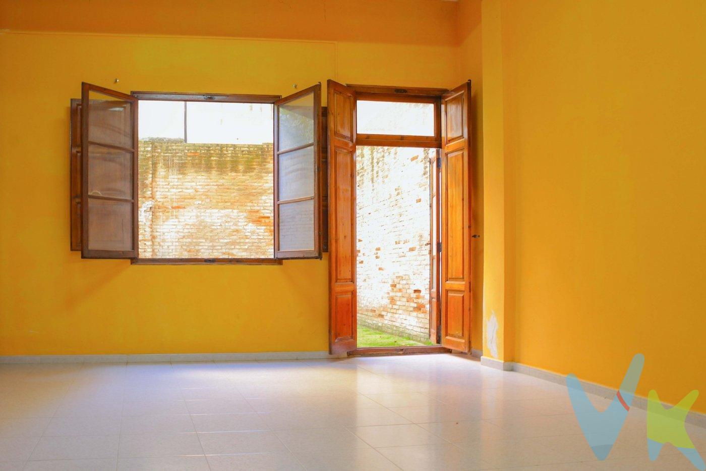 Presentamos este espectacular bajo comercial en venta, ubicado en la calle Anselmo Fernández, en una zona altamente conveniente cerca del ayuntamiento de Requena. Esta calle es reconocida por su gran afluencia tanto de personas como de vehículos. El local cuenta con una impresionante superficie de 130 metros cuadrados y ha sido recientemente reformado en su totalidad. Se han realizado mejoras en los suelos con la instalación de gres, así como en los sistemas eléctricos y de fontanería, todos completamente nuevos. Además, el edificio ha realizado mejoras en sus bajantes y tejado, lo que significa que no existen gastos adicionales pendientes. Los techos tienen una altura aproximada de 5 metros, lo que crea una sensación de amplitud, y la presencia de múltiples ventanas distribuidas por todo el bajo garantiza una excelente entrada de luz natural. El local cuenta con un baño reformado e independiente, equipado con lavamanos, inodoro y toma de agua auxiliar. Además, dispone de un patio trasero al aire libre de aproximadamente 30 metros cuadrados, ubicado justo detrás del edificio. Este espacio ofrece diversas posibilidades, como la instalación de una carpa, la creación de un jardín interior o incluso la construcción de una piscina. El bajo comercial tiene dos entradas desde la calle, ambas equipadas con persianas de seguridad. Una de ellas es lo suficientemente grande como para permitir la creación de un garaje, mientras que la otra es más pequeña y pensada para el acceso peatonal. Es importante destacar que no se requiere permiso de vado en esta calle. Además, existe la posibilidad de obtener una célula de habitabilidad para convertir el local en una vivienda de planta baja. Recuerda que la descripción e imágenes aquí presentadas son únicamente informativas y no tienen carácter contractual. La inmobiliaria comercializadora se reserva el derecho de realizar modificaciones sin incurrir en responsabilidad alguna frente a terceros. No incluido en el precio de venta al público están los gastos de adquisición, como los honorarios notariales, registrales, de gestión, entre otros. ¡No pierdas la oportunidad de adquirir este magnífico bajo comercial! Contáctanos para más detalles y asegura tu inversión. . . 