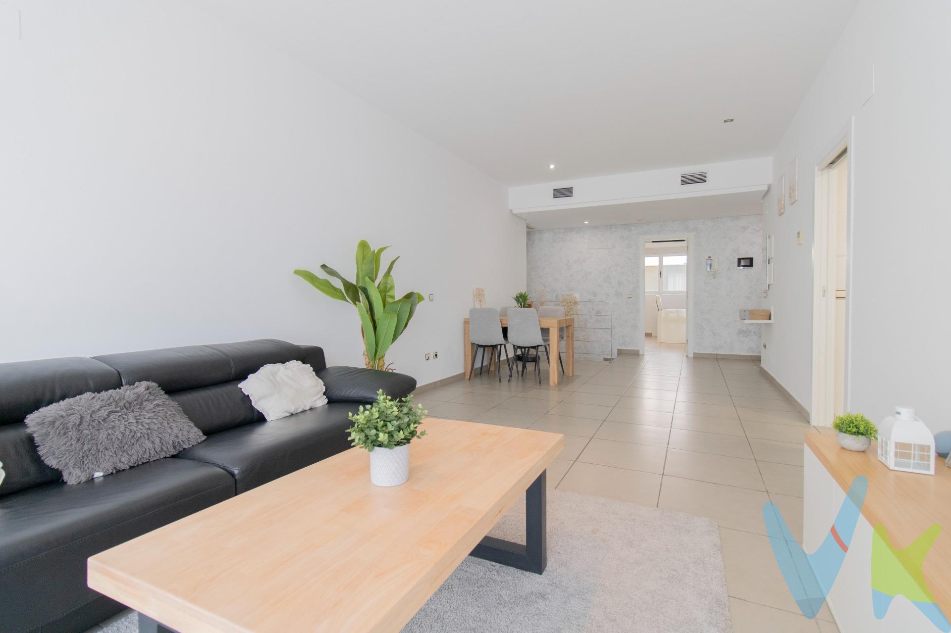 Una vivienda diferente, cómoda  y con mucho encanto. Si buscas un piso de dos habitaciones que se salga de lo habitual, esta vivienda en Massamagrell puede ser justo lo que estas buscando. Se trata de un piso en planta baja situado en una agradable calle peatonal, que destaca especialmente por su amplitud, luminosidad y por de algo muy valorado : plaza de garaje incluida. La vivienda cuenta con un amplio comedor muy luminoso, un espacio muy agradable y versátil que se convierte en el corazón de la casa. Dispone de 2 habitaciones, un de matrimonio y otra individual, perfectas tanto para pareja como para una pequeña familia, o incluso para quienes necesiten una habitación adicional como despacho, vestidor o zona de invitados. el dormitorio principal tiene acceso directo a una terraza, un pequeño desahogo exterior que aporta un plus de comodidad, es una terraza independiente, difícil de encontrar e un piso de estas características. La cocina cuenta con una galería , aportando funcionalidad y espacio adicional para el dia a dia. También dispone de un baño amplio y muy comodo. Como gran ventaja incluye plaza de garaje, un autentico plus para vivir con mayor comodidad y olvidarte de buscar aparcamiento. Es una vivienda peculiar, coqueta y con personalidad. De esas que sorprenden cuando las visitas. PISO DE 2 HABITACIONES MONISIMO, PRACTICO Y LUMINOSO. 