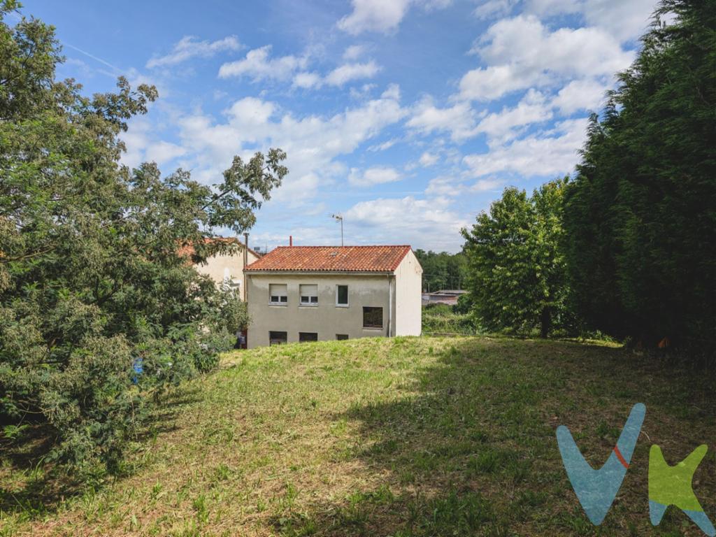 CASA con FINCA en VENTA situada en CERDEÑO, concejo de OVIEDO.     Se trata de una propiedad excepcional que ofrece un sinfín de posibilidades. La casa, que necesita ser reformada, tiene una amplia superficie que permite imaginar diversas distribuciones y estilos. Esta casa, distribuida en dos plantas y con una superficie total de 164 metros cuadrados, se convierte en una opción ideal para aquellos que buscan combinar su hogar con un negocio o simplemente desean realizar una reforma a su medida.    La planta baja de esta vivienda cuenta con una zona diáfana, que anteriormente se usó como negocio de tapicería, lo que la hace particularmente atractiva si deseas emprender un negocio o simplemente incorporarla a la vivienda haciendo una zona abierta de salón-comedor-cocina o un garaje para los coches.     Accediendo a la parte superior, encontramos la vivienda, que está diseñada para proporcionar un espacio confortable y funcional para una familia. Aunque necesita reformas, su gran potencial es innegable. Los futuros propietarios tendrán la oportunidad de personalizar cada rincón según sus gustos y necesidades, creando así un hogar único que refleje su personalidad.    Villamiana destaca por su ambiente tranquilo y acogedor, perfecto para disfrutar de la naturaleza y, al mismo tiempo, estar a solo unos minutos caminando del bullicio de la ciudad de Oviedo. La cercanía a servicios esenciales como colegios, supermercados y centros de salud hace de esta ubicación una opción ideal para familias. Asimismo, la zona ofrece múltiples espacios verdes, perfectos para los amantes de la naturaleza.    Los 164 metros cuadrados brindan un amplio margen para reformas, permitiendo crear espacios eficientes y agradables a la vista.    La oportunidad de reformar la vivienda a su gusto garantiza que el nuevo propietario podrá crear un hogar acorde a sus preferencias y necesidades.    Al ser parte de una localidad pequeña, podrás disfrutar de un estilo de vida relajado, lejos del estrés de la ciudad, pero con todas las comodidades necesarias al alcance.    A esta propiedad excepcional hay que sumarle una preciosa finca de 700m2 orientada al Sur y donde podrás relajarte y disfrutar de las tardes de verano en familia y con amigos.    No deje pasar esta ocasión. ¡Contáctenos para más información y concertar una visita!   